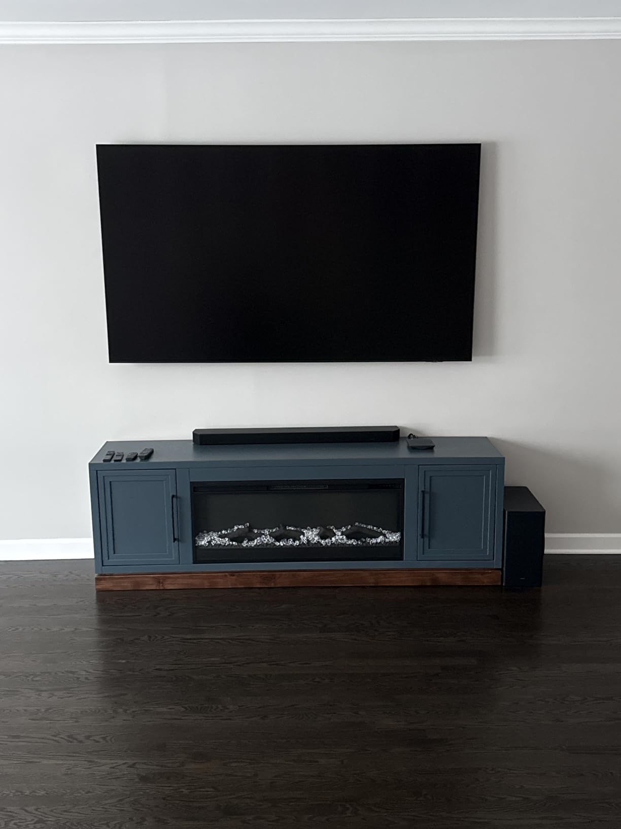 Samsung 65-Inch Class Neo QLED 4K QN90F Series, Vision AI, Mini LED Smart TV (2025 Model, 65QN90F) Neo Quantum HDR+, Object Tracking Sound+ w/Dolby Atmos, Glare Free, Gaming Hub, Alexa Built-in customer photo 1