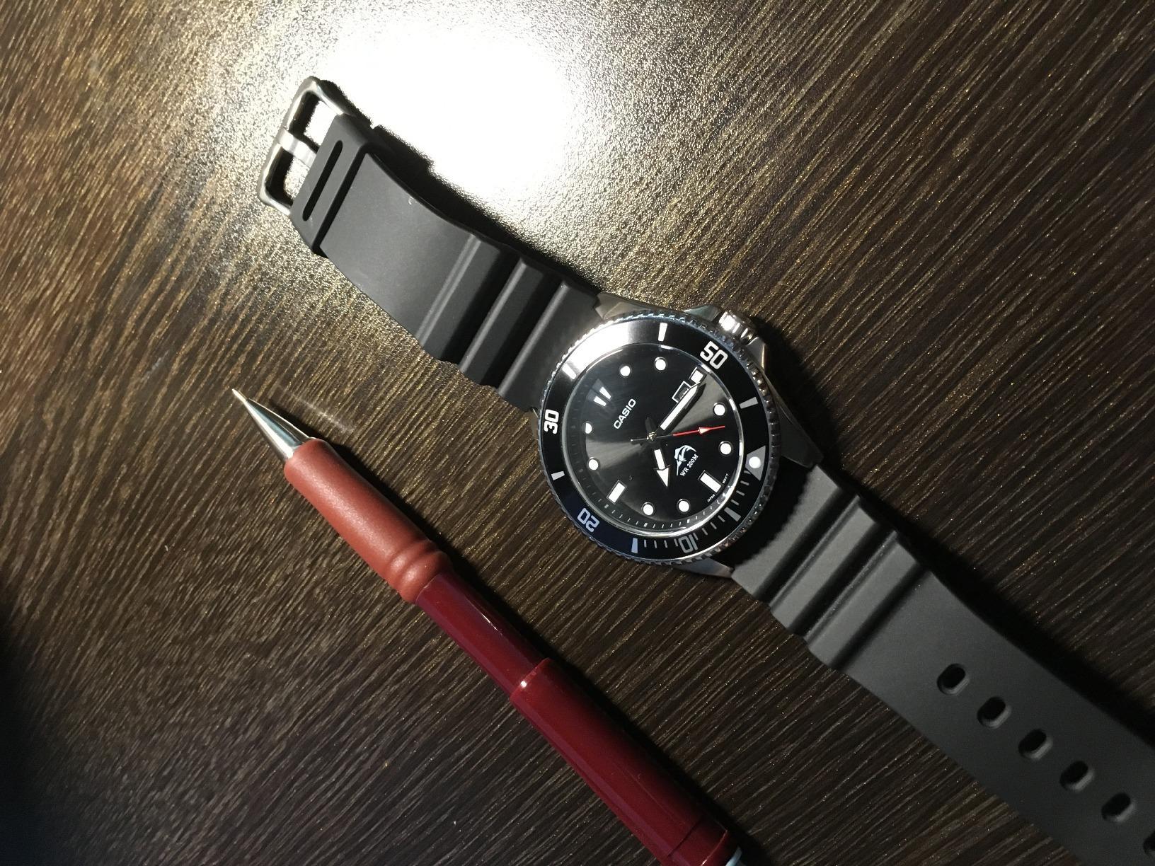 MDV106 Series | Unisex Analog Watch | 200M WR | Stainless Steel Case | Resin Band | 2 Hand Analog (HR, Min, SEC) | Date Display | Screw Down Crown/Screw Down Caseback | 3 Year Battery customer photo 2