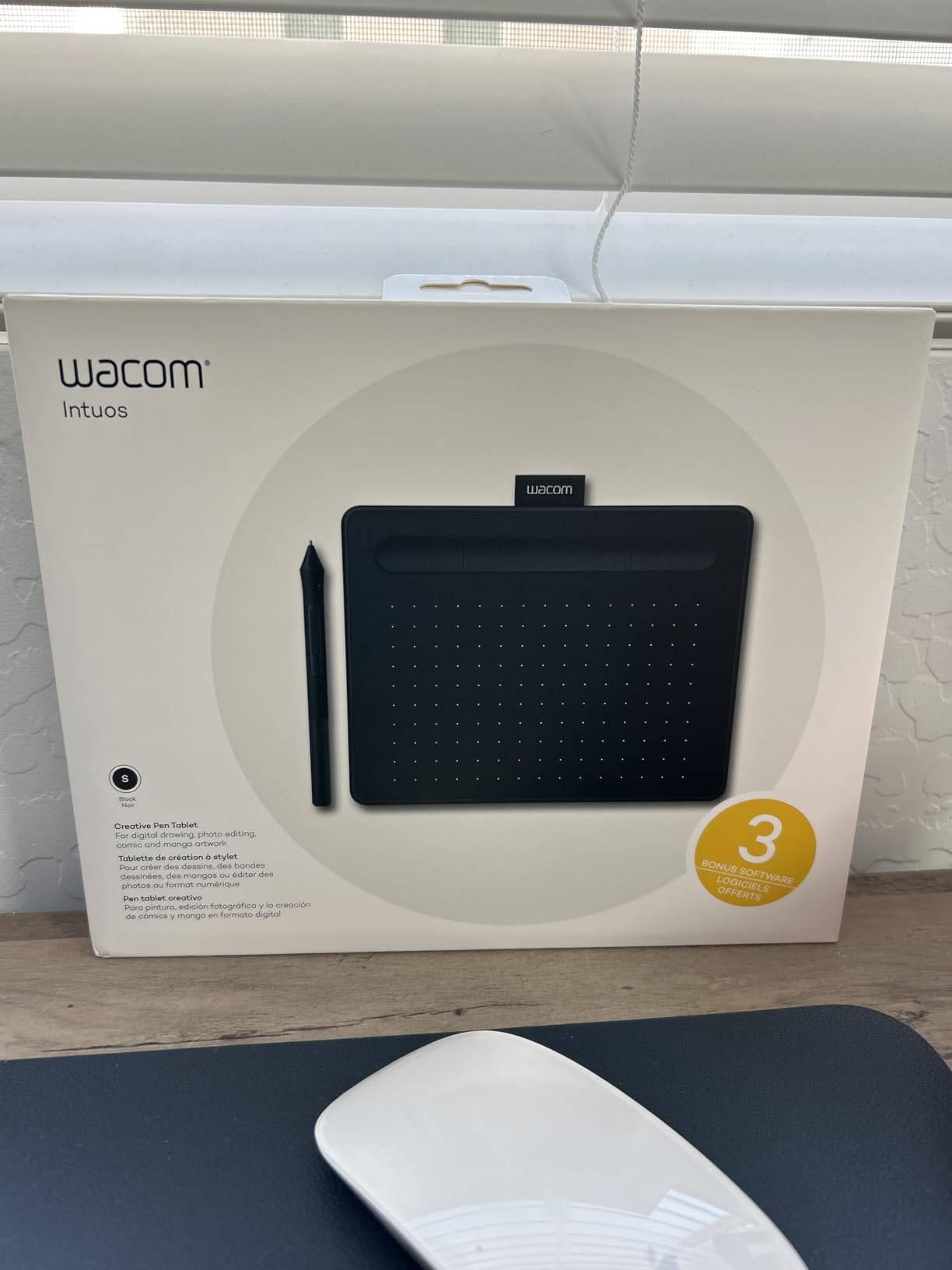 Wacom Intuos Medium Bluetooth Graphics Drawing Tablet, Portable for Teachers, Students and Creators, 4 Customizable ExpressKeys, Compatible with Chromebook Mac OS Android and Windows - Black customer photo 1