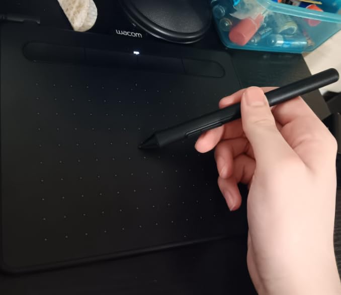 Wacom Intuos Medium Bluetooth Graphics Drawing Tablet, Portable for Teachers, Students and Creators, 4 Customizable ExpressKeys, Compatible with Chromebook Mac OS Android and Windows - Black customer photo 2