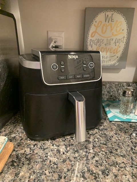 Ninja Air Fryer | 4 QT Capacity | 4-in-1 Roast, Crisp, Roast, Reheats, & Dehydrates | Dishwasher Safe Parts | 105°F-400°F | Includes 20 Easy & Healthy Recipes | 1550 watt | Grey | AF101 customer photo 1