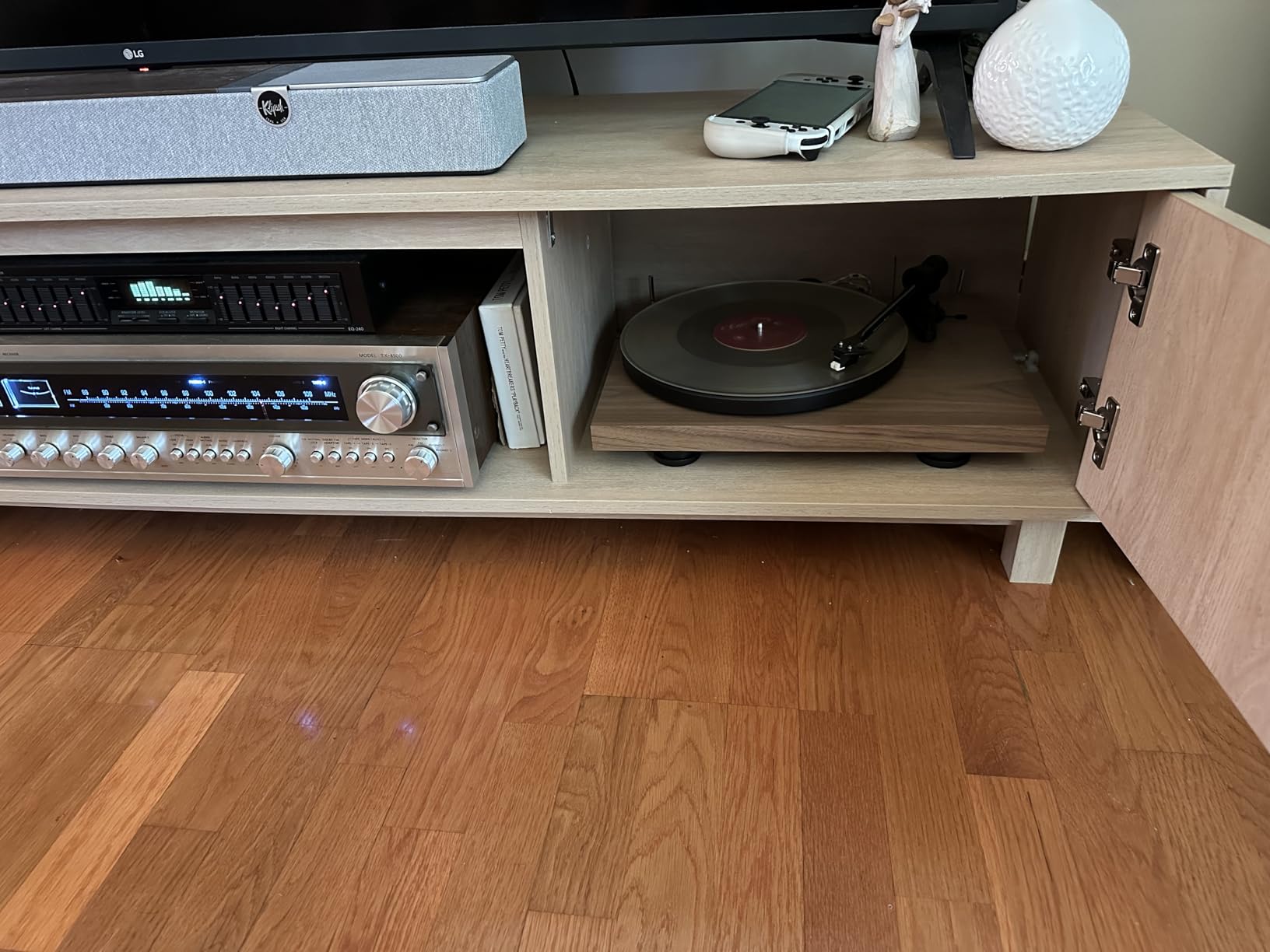 Pro-Ject Debut Carbon EVO Turntable with Sumiko Rainier Cartridge (Walnut) customer photo 1