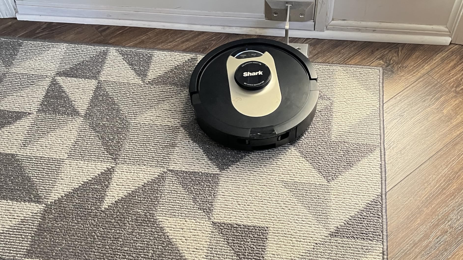 AV2501AE AI Robot Vacuum with XL HEPA Self-Empty Base, Bagless, 60-Day Capacity, LIDAR Navigation, Perfect for Pet Hair, Compatible with Alexa, Wi-Fi Connected, Carpet & Hard Floor, Black customer photo 2