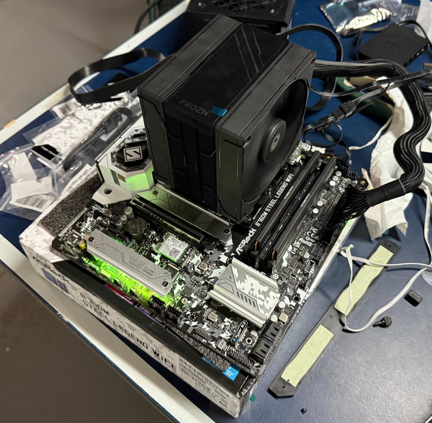 Intel Core i5-12600K Desktop Processor with Integrated Graphics and 10 (6P+4E) Cores up to 4.9 GHz Unlocked customer photo 1