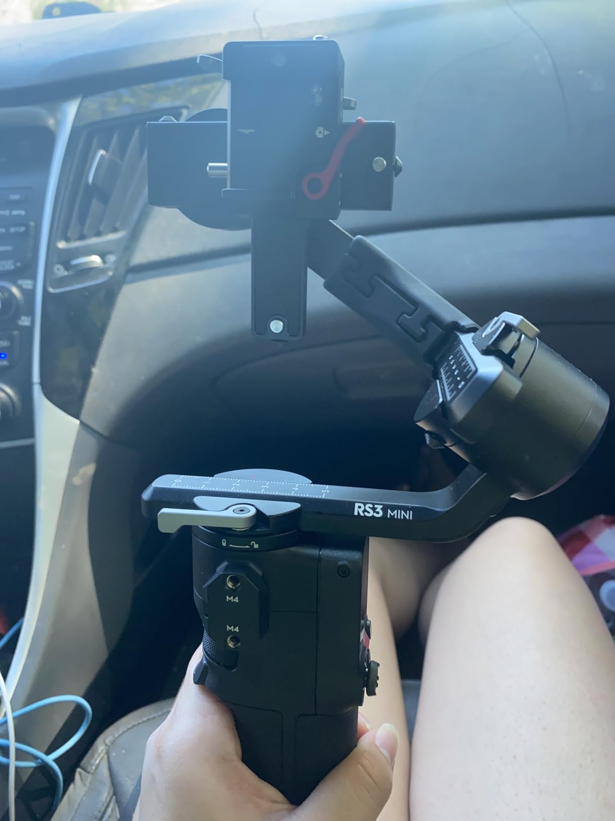 RS 3 Mini, 3-Axis Gimbal Stabilizer for Cameras Canon/Sony/Panasonic/Nikon/Fujifilm, 2 kg (4.4 lbs) Tested Payload, Camera Gimbal with Native Vertical Shooting, Black customer photo 1