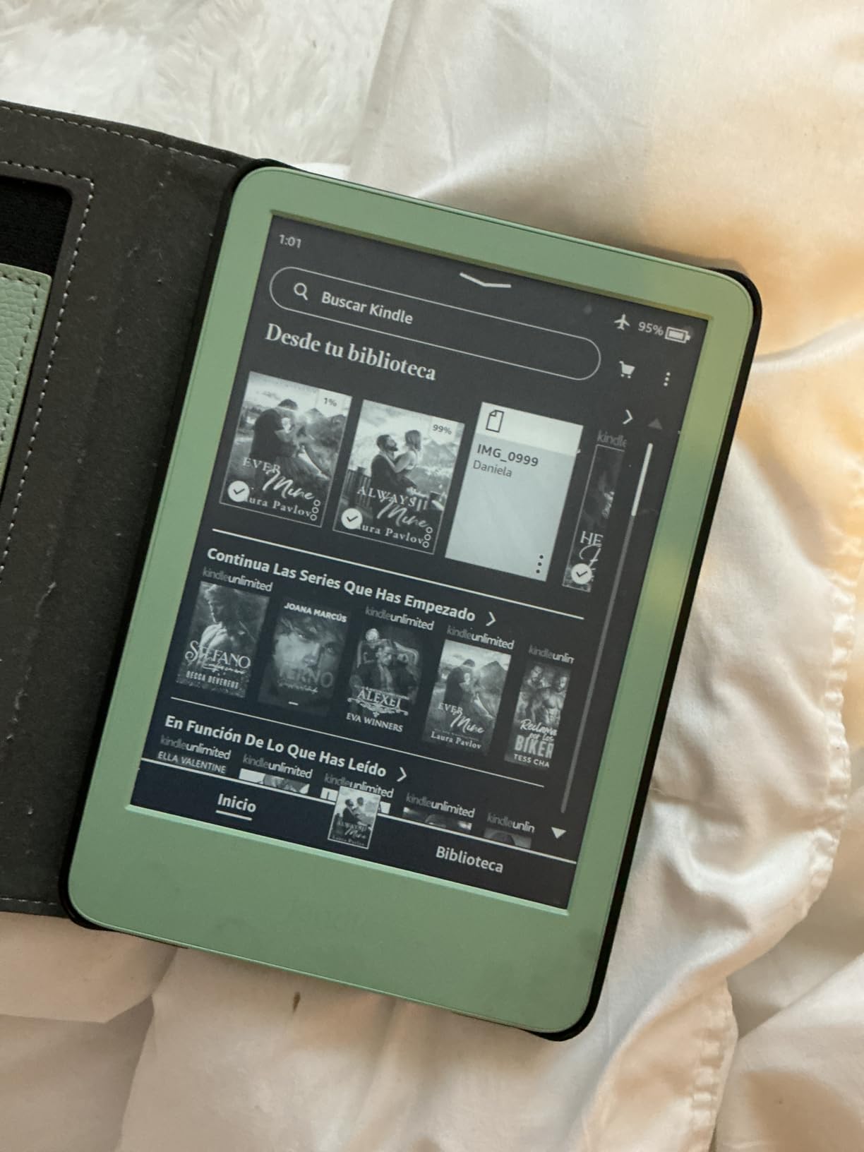 Kindle 16 GB (newest model) - Lightest and most compact Kindle, now with faster page turns, and higher contrast ratio, for an enhanced reading experience - Black customer photo 2