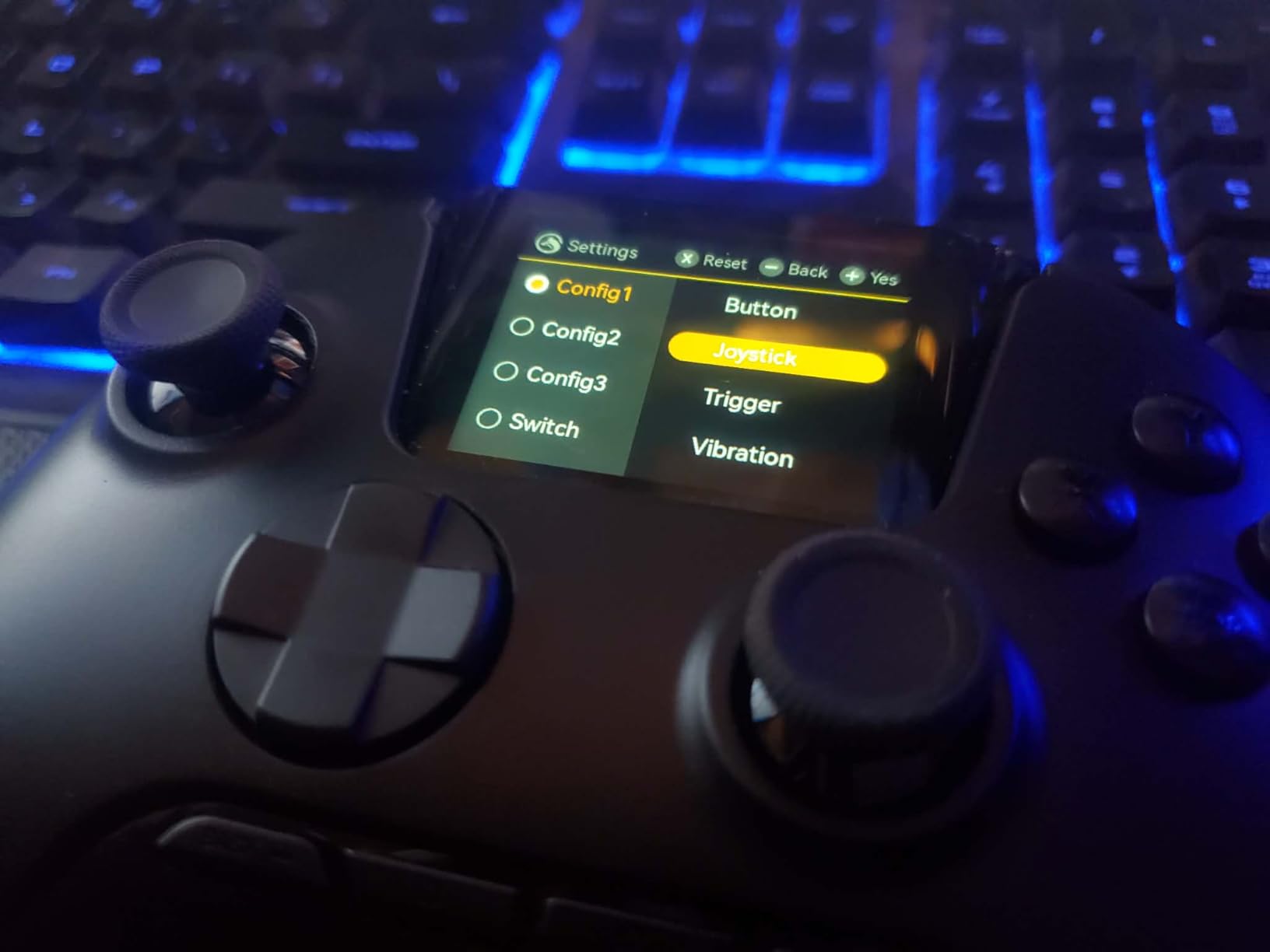 ManbaOne Interactive Screen Wireless Gaming Controller with Hall Effect Stick & Trigger customer photo 2