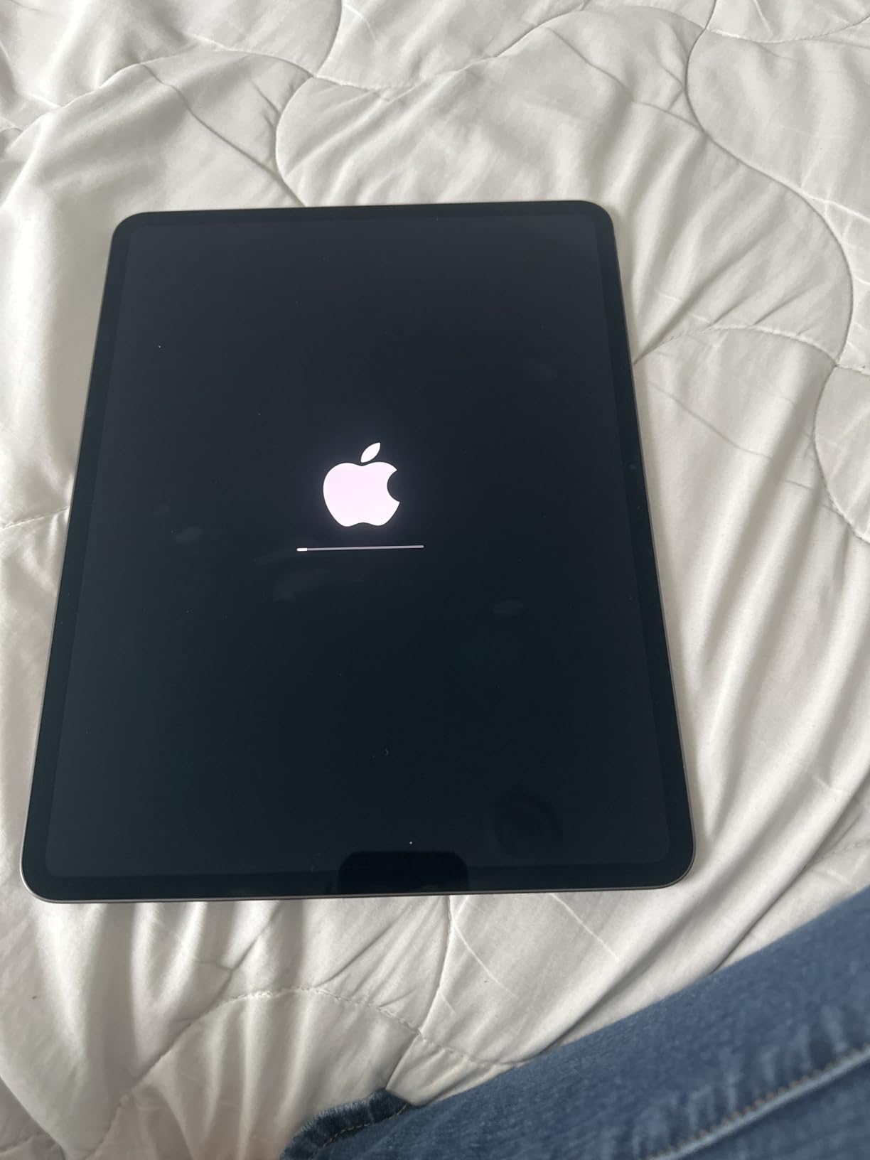 Apple iPad Pro 13-Inch (M4): Built for Apple Intelligence, Ultra Retina XDR Display, 256GB, 12MP Front/Back Camera, LiDAR Scanner, Wi-Fi 6E, Face ID, All-Day Battery Life - Space Black customer photo 1