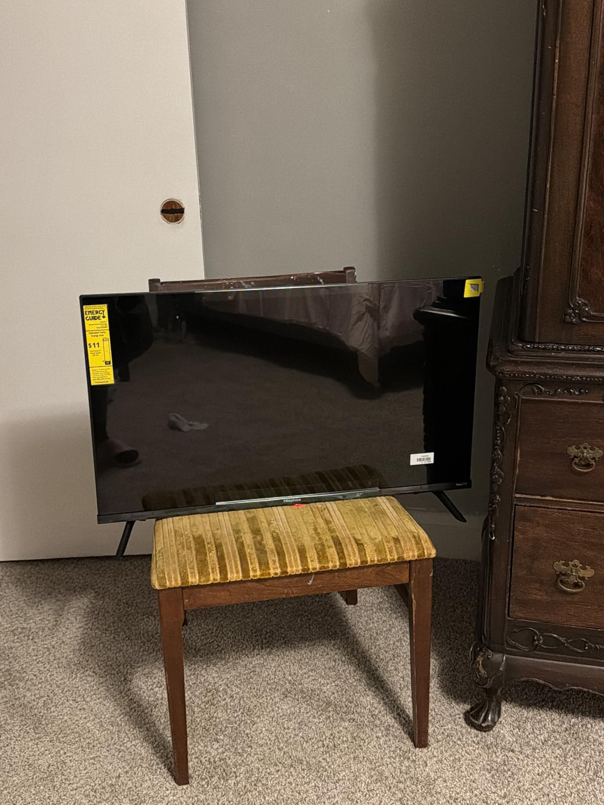 Hisense 32-Inch Class A4 Series HD 720p Smart Roku TV with Alexa Compatibility customer photo 1