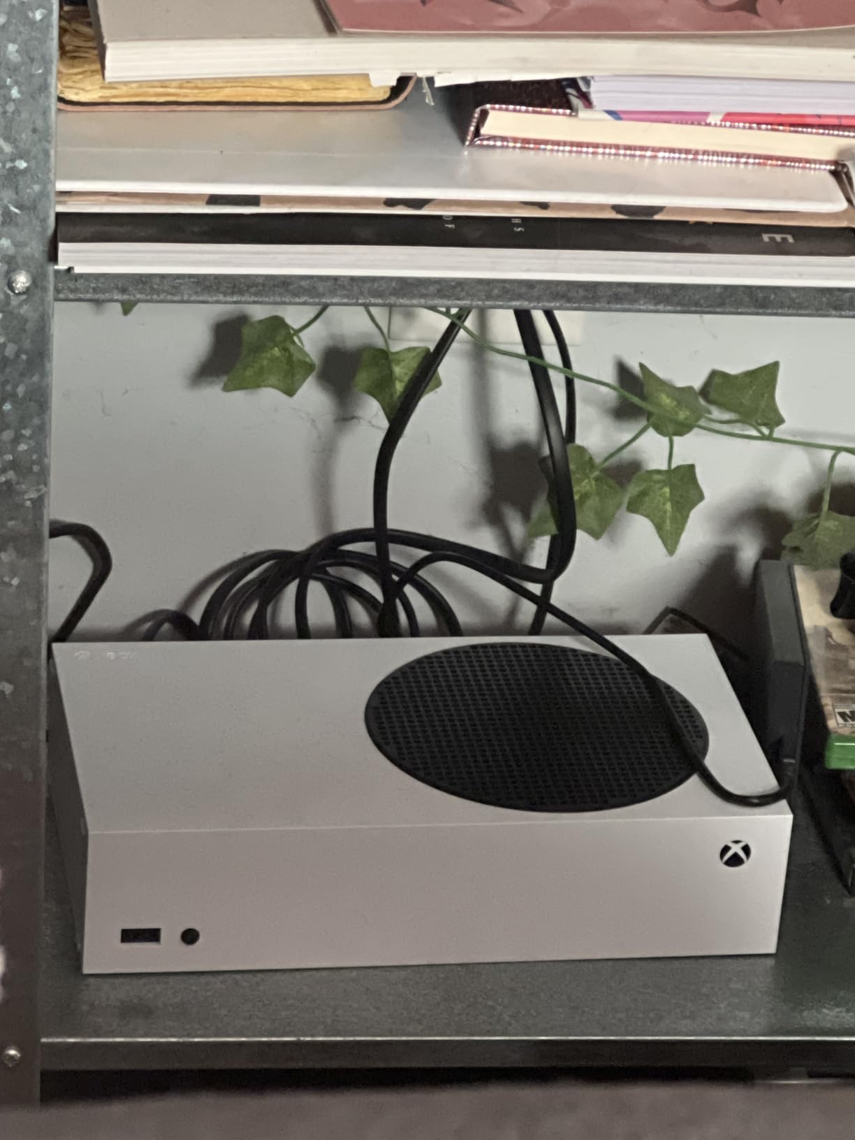 Xbox Series S - All Digital Gaming Console - 512GB SSD - Includes Wireless Controller - 120FPS - Robot White customer photo 2