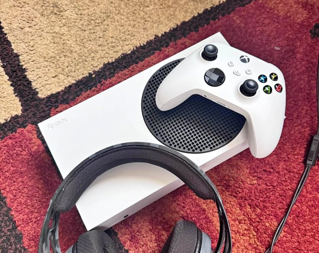Xbox Series S - All Digital Gaming Console - 1TB SSD - Includes Wireless Controller - 120FPS - Robot White customer photo 1