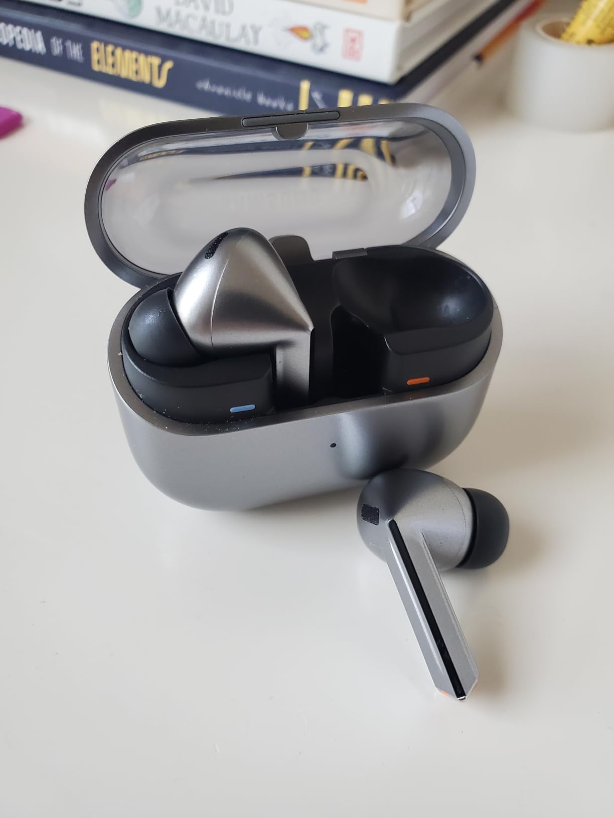 Samsung Galaxy Buds 3 Pro AI True Wireless Bluetooth Earbuds, Noise Cancelling, Sound Optimization, Redesigned Comfort Fit, Silver customer photo 1