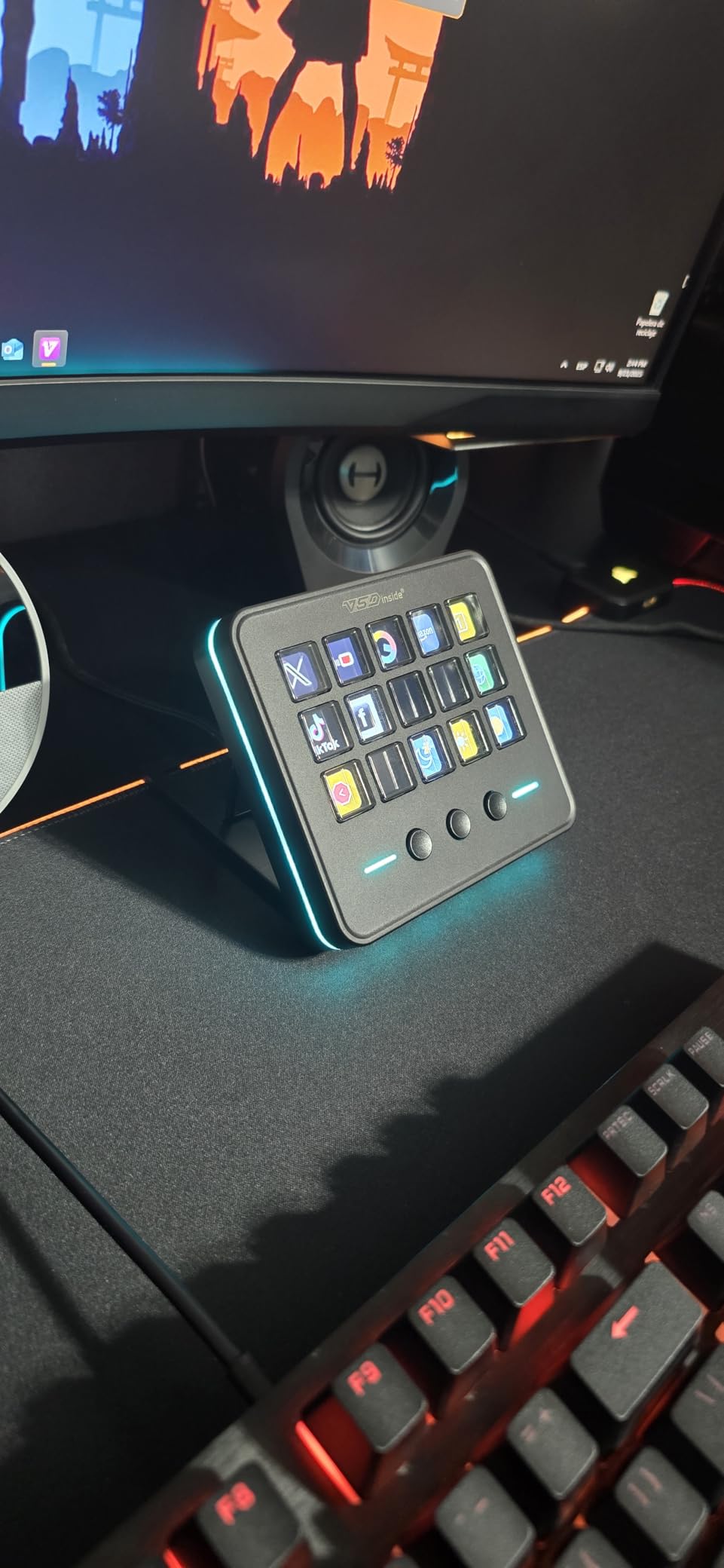 VSDINSIDE Macro Keypad, Stream Controller Deck Gaming Streaming Shortcut Keyboard, 18 Programmable Keys Customizable Visual AI Pad USB Soundboard for OBS, YouTube, Desk Office Setup, Laptop, PC, Mac customer photo 1