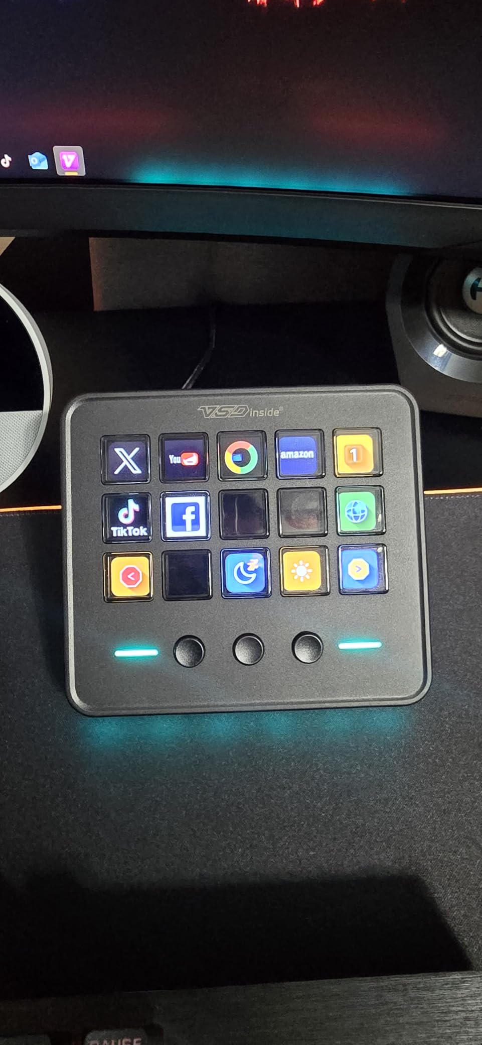 VSDINSIDE Macro Keypad, Stream Controller Deck Gaming Streaming Shortcut Keyboard, 18 Programmable Keys Customizable Visual AI Pad USB Soundboard for OBS, YouTube, Desk Office Setup, Laptop, PC, Mac customer photo 2