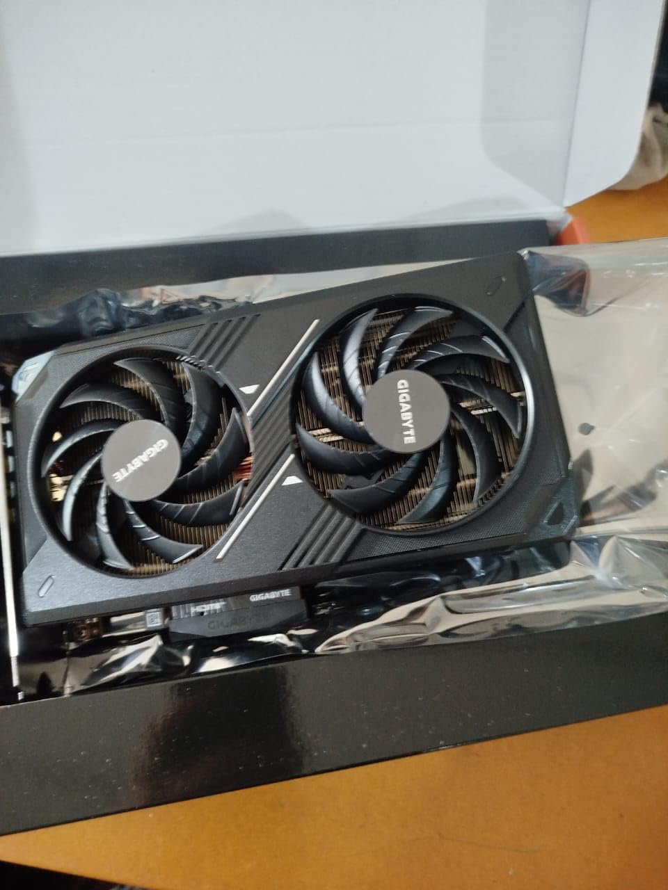GIGABYTE GeForce RTX 5060 WINDFORCE OC 8G Graphics Card, Cooling System, 8GB 128-bit GDDR7, PCIe 5.0, DisplayPort & HDMI - Video Output Interface customer photo 1