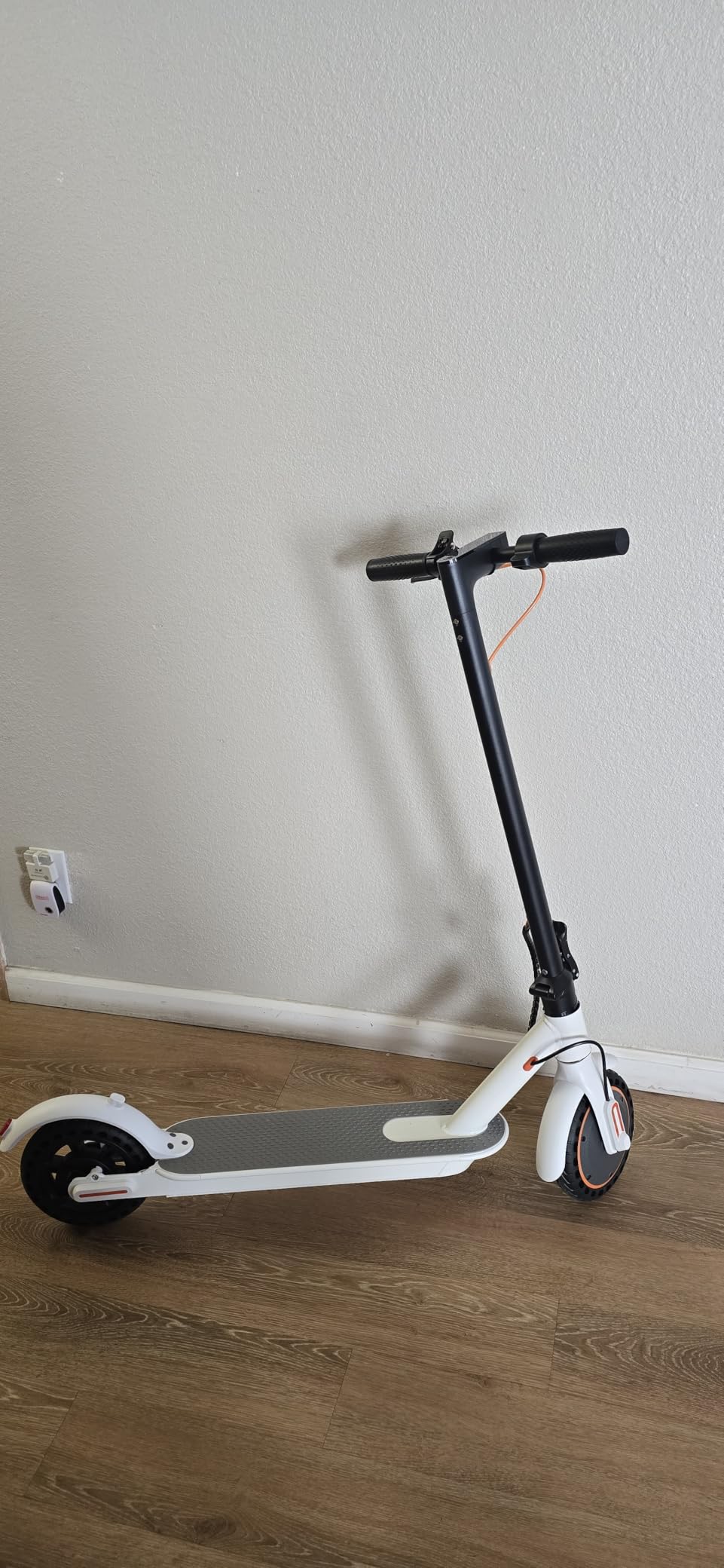 Electric Scooter, 350W/500W Powerful Motor, 19/22 MPH Max Speed, 15/23 Miles Range, Lightweight Foldable Kick Scooter with Dual Braking Systems, Smart APP customer photo 1