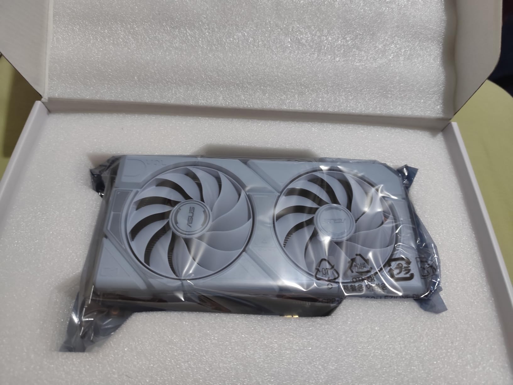 ASUS Dual GeForce RTX 5060 8GB GDDR7 White OC Edition Graphics Card, NVIDIA, Desktop (PCIe 5.0, DLSS 4, HDMI 2.1b, DisplayPort 2.1b, 2.5-Slot, Axial-tech Fan, 0dB Technology, Dual BIOS) customer photo 1