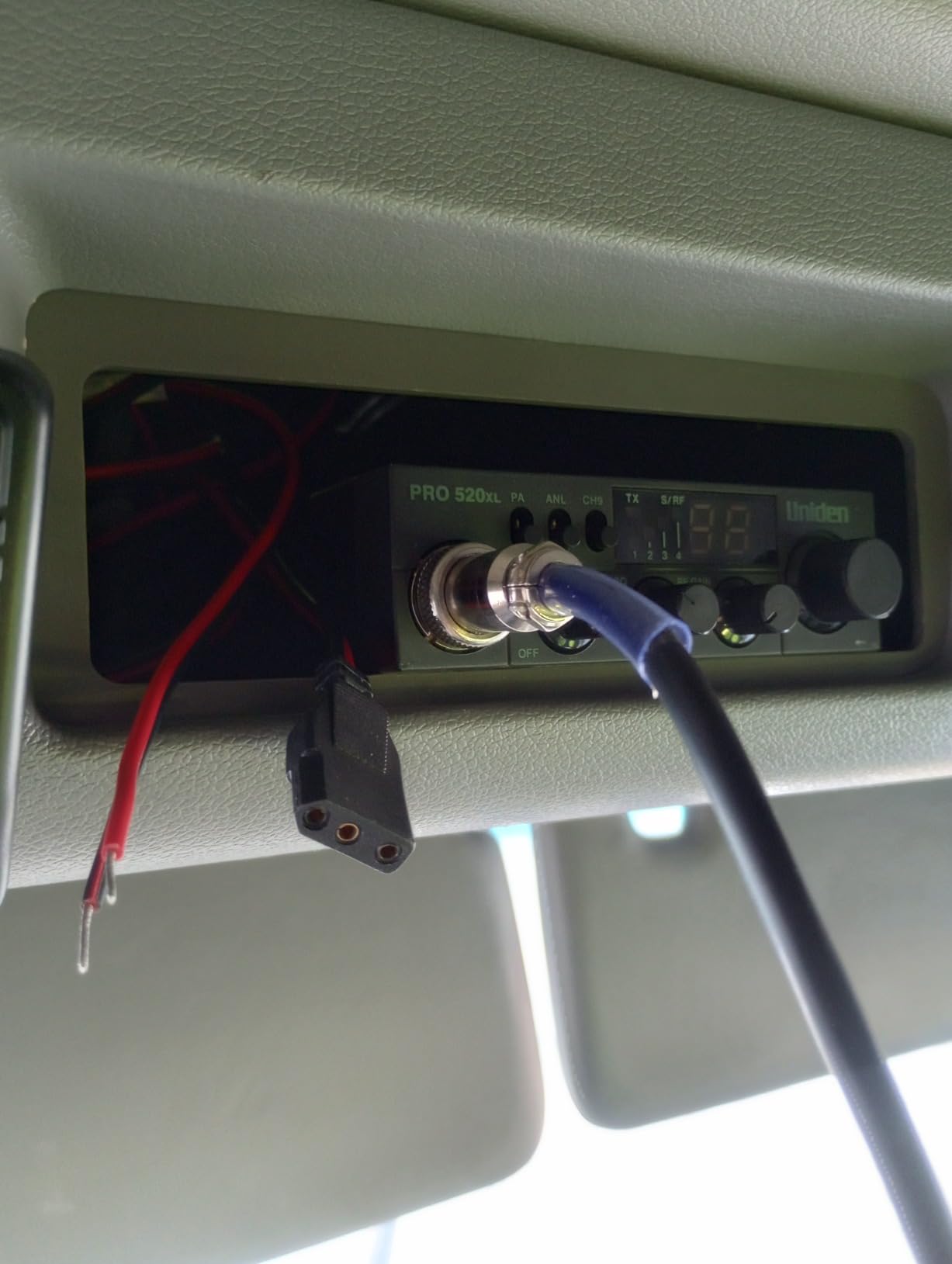 Uniden PRO520XL Pro Series 40-Channel CB Radio. Compact Design. ANL Switch and PA/CB Switch. 7 Watts of Audio Output and Instant Emergency Channel 9 customer photo 2