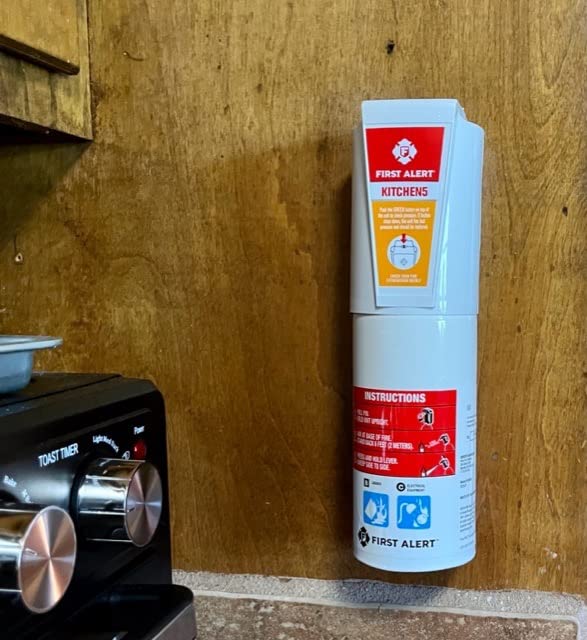 First Alert Fire Extinguisher, Standard Kitchen Use | KITCHEN5 UL RATED 5-B:C, White 1-Pack customer photo 1