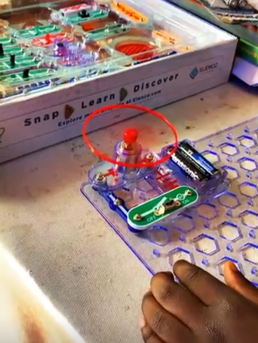 Snap Circuits Jr. SC-100 Electronics Exploration Kit, Over 100 Projects, Full Color Project Manual, 28 Parts, STEM Educational Toy for Kids 8 + customer photo 1
