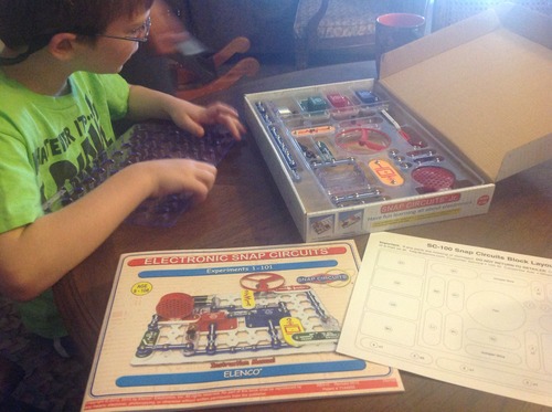 Snap Circuits Jr. SC-100 Electronics Exploration Kit, Over 100 Projects, Full Color Project Manual, 28 Parts, STEM Educational Toy for Kids 8 + customer photo 2