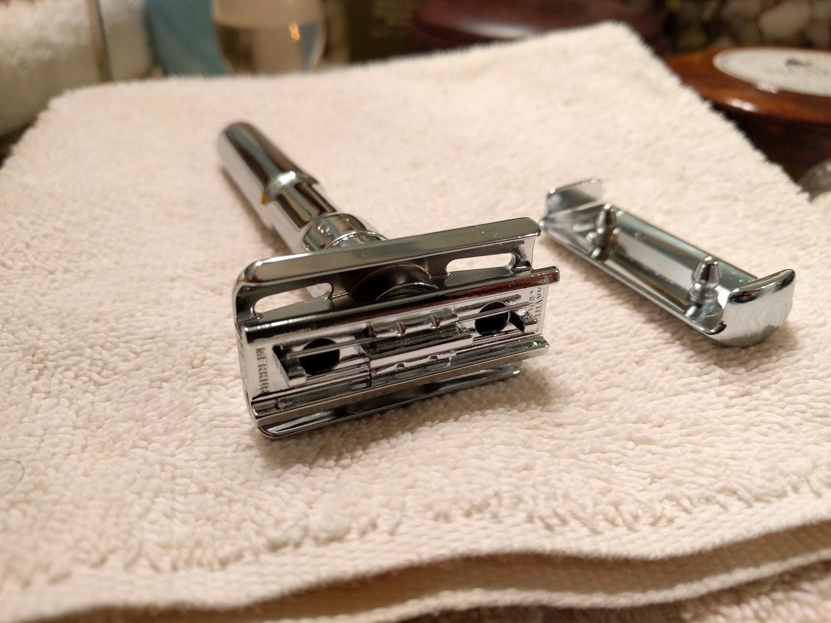 MERKUR FUTUR 700 Adjustable Double Edge Safety Razor - Matte Chrome, Adjustable Razor With Dial customer photo 2