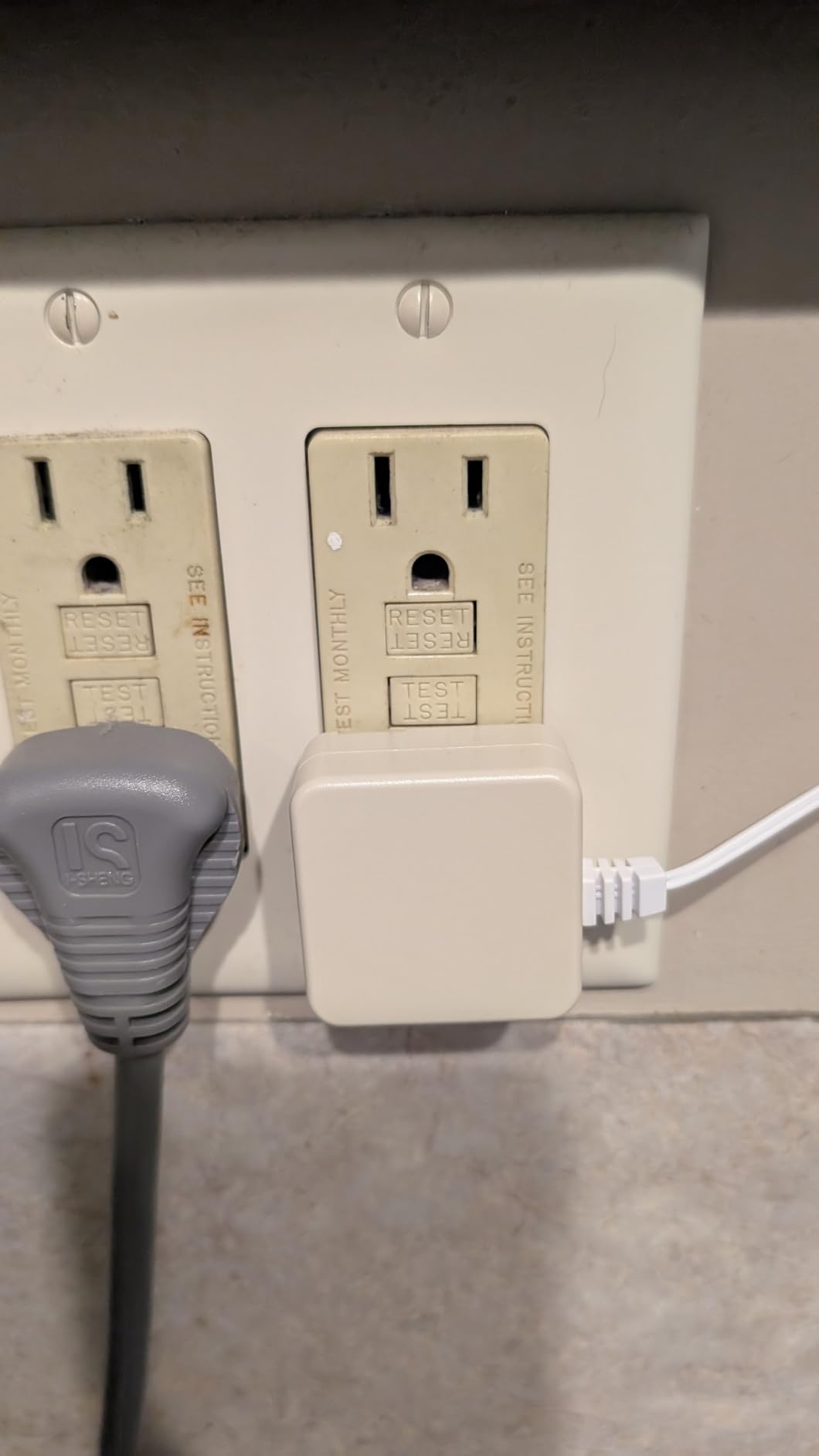 First Alert Plug in Carbon Monoxide Alarm with Digital Display | CO615, AA Battery Backup customer photo 1
