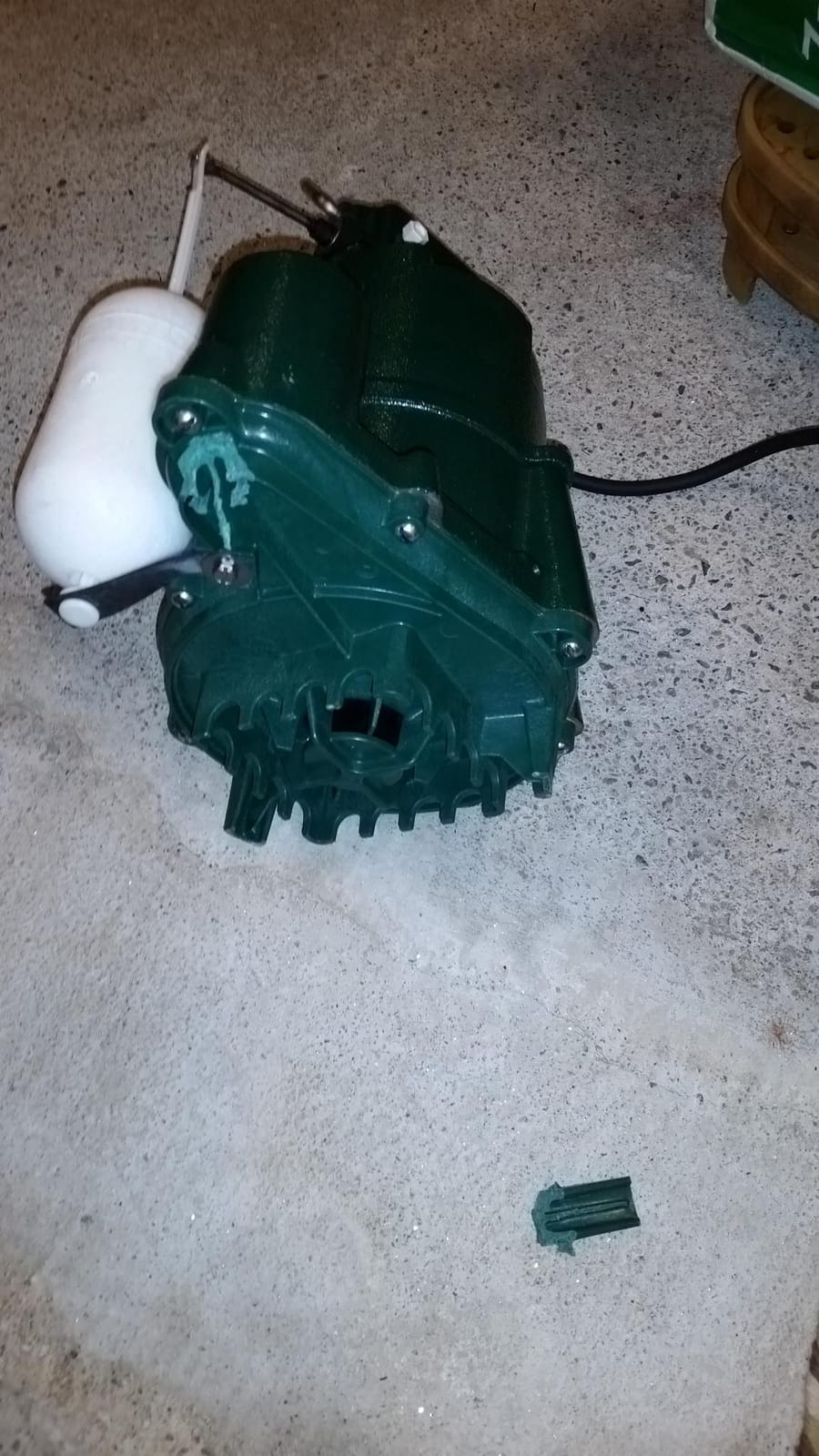 Zoeller M98 Flow-Mate Sump Pump - 1/2 HP - Cast Iron - LED Power Plug - High Flow - Vortex Impeller - Stainless Steel Hardware - Factory Tested and Float Operated customer photo 1