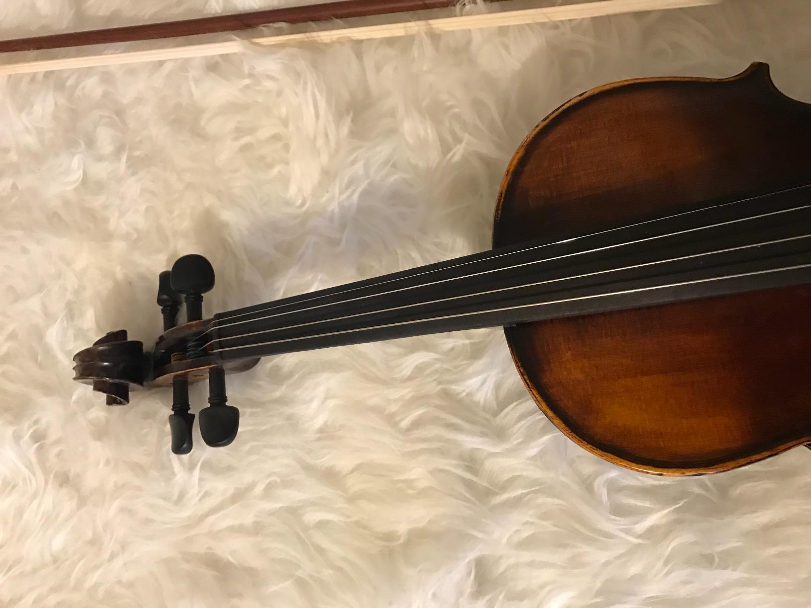 Mendini By Cecilio 1/2 Violin Set For Beginners, Black Solid Wood - Acoustic Violins Set with Hard Case, Tuner, Shoulder Rest, 2 Bows, Rosin, Bridge & Strings (Flamed) customer photo 2