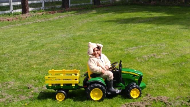 Peg Perego John Deere Ground Force Extra-Large 12 volt Ride-On Tractor with Trailer & FM Radio, Durable Design for Kids Ages 3-7 customer photo 1