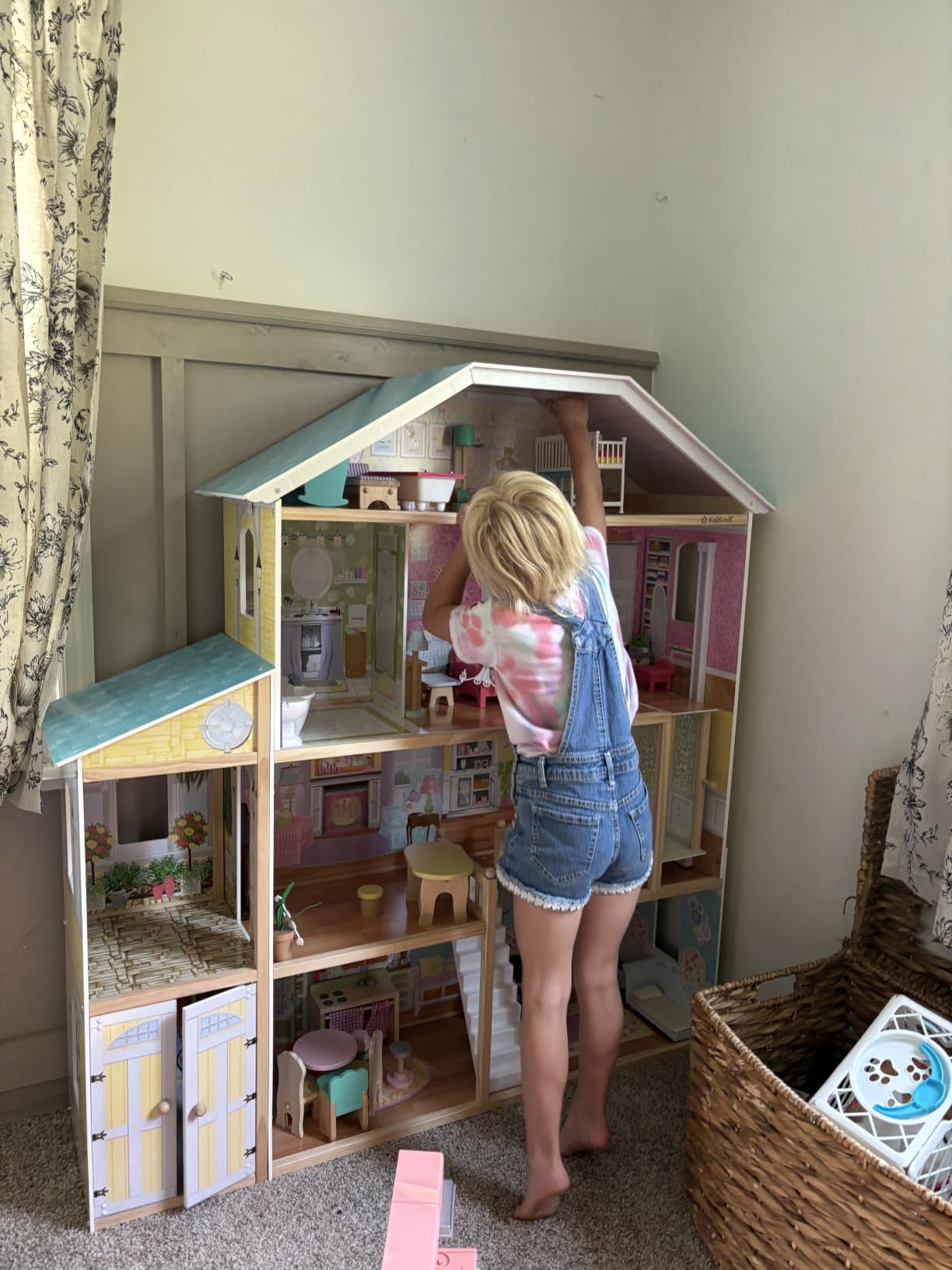 KidKraft Majestic Mansion Wooden Dollhouse with 34 Pieces, Working Elevator | 4 Feet Tall, Garage, 4 Floors, 8 Rooms, Attic Nursery, For Dolls Up to 12 Inches, Gift for Ages 3+ customer photo 2