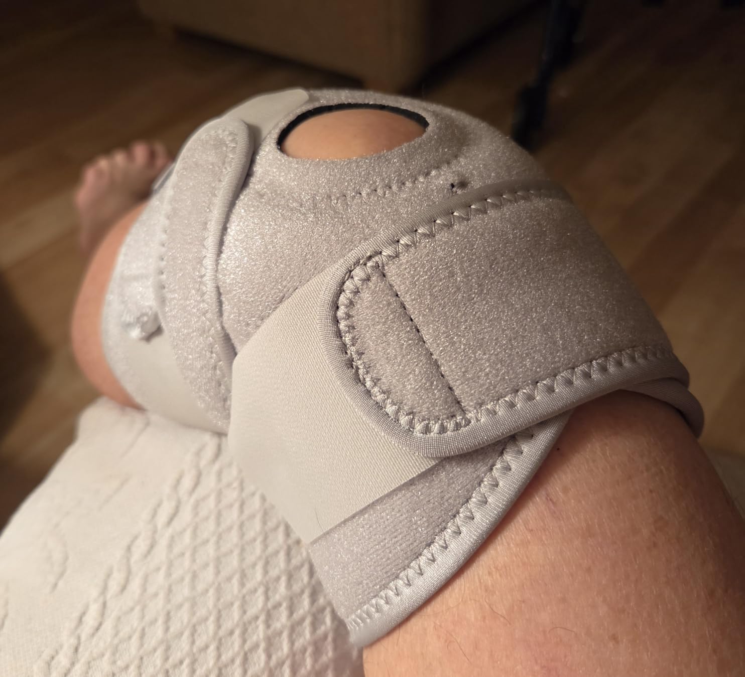 Bracoo Knee Support Brace for Men Women, Adjustable Compression Sleeve Wrap Patellar Pad Tendon - Arthritis Pain, meniscus tear, Injury Recovery, Running, Workout, KS10 customer photo 2