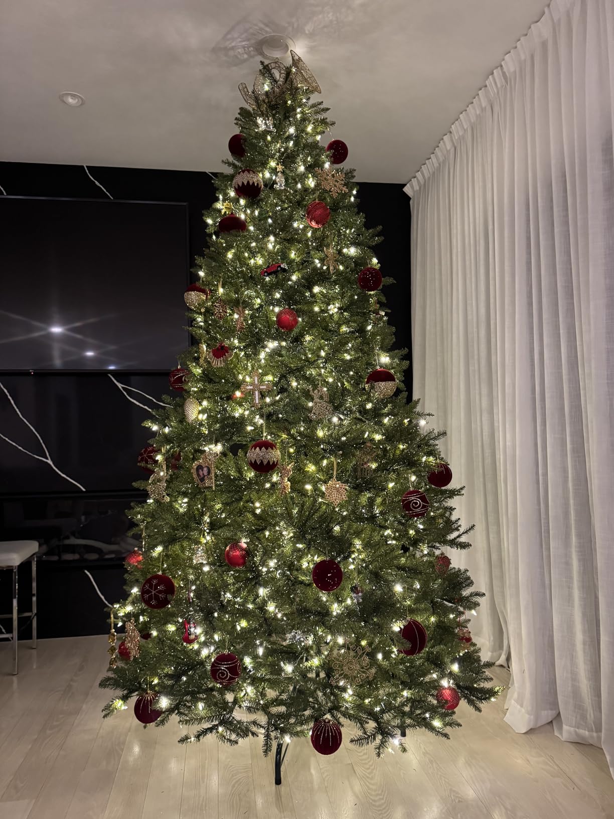 National Tree Company 7.5ft Pre-Lit Dunhill Fir Artificial Christmas Tree | 700 LED Lights, 10 Light Functions, 2,514 Tips, Foot Pedal, Includes Stand, Green customer photo 2