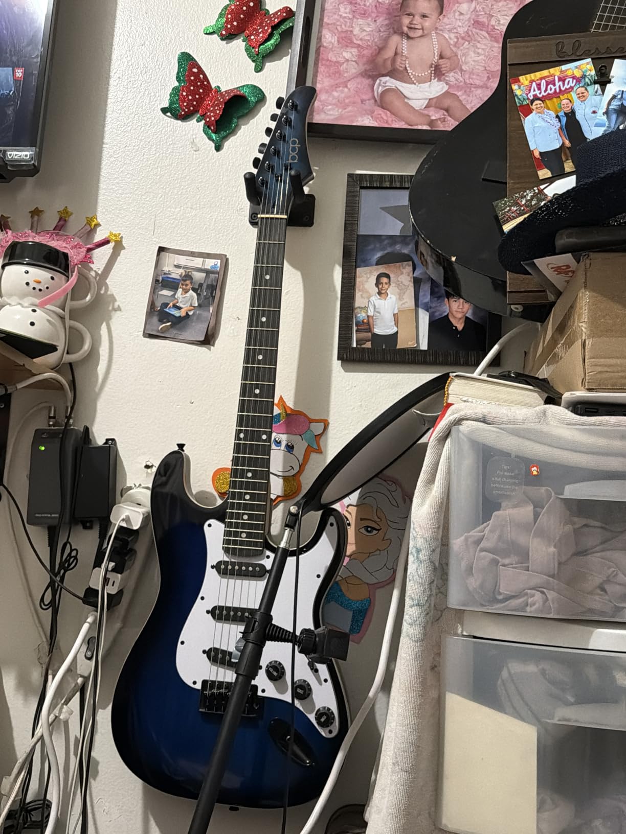 Best Choice Products 39in Full Size Beginner Electric Guitar Starter Kit w/Case, Strap, 10W Amp, Strings, Pick, Tremolo Bar - Hollywood Blue customer photo 2
