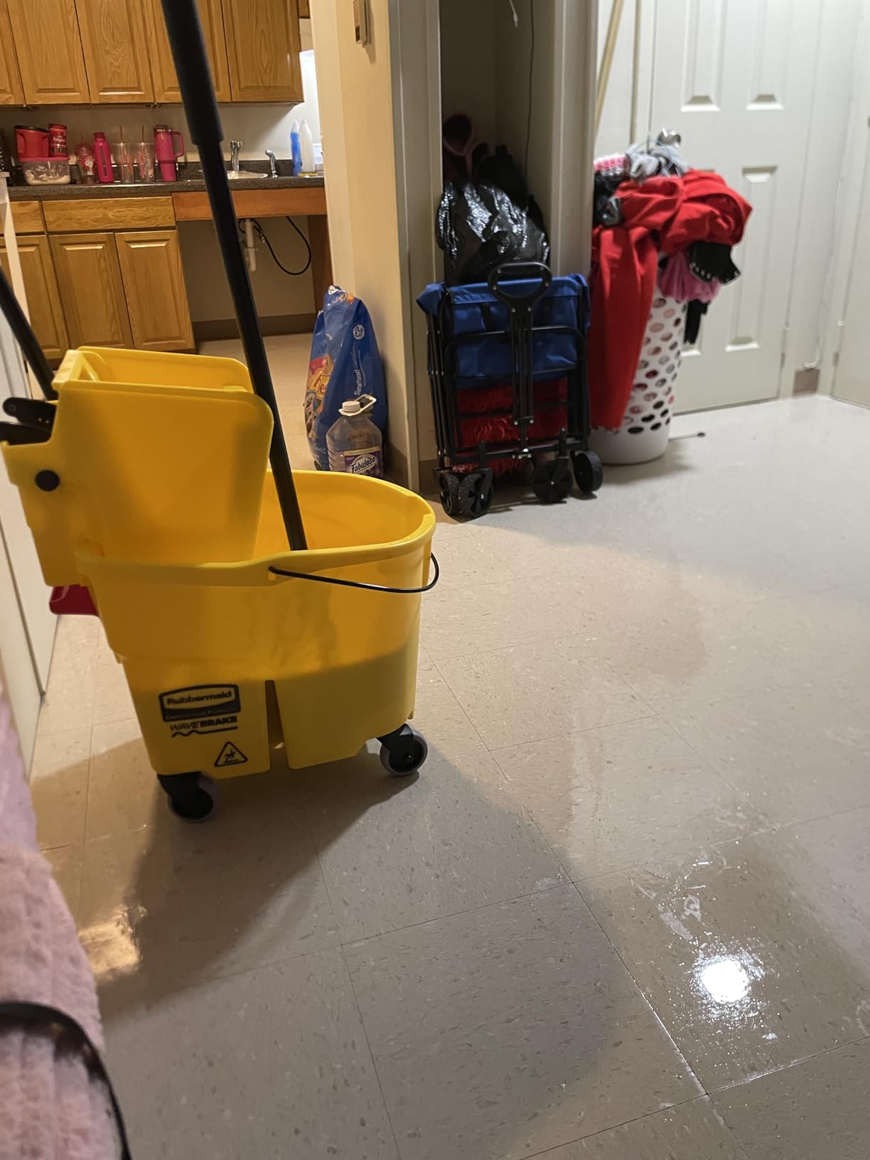 Rubbermaid Commercial Products WaveBrake 26 Qt. Side-Press Mop Bucket and Wringer Combo on Wheels, Yellow customer photo 1