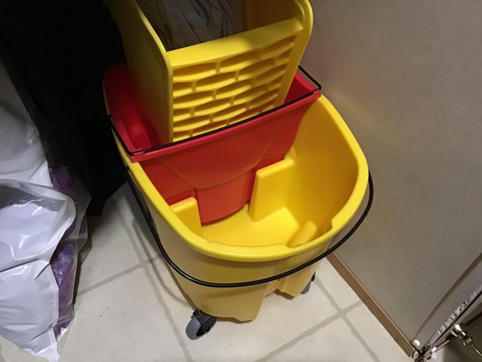 Rubbermaid Commercial Products WaveBrake 26 Qt. Side-Press Mop Bucket and Wringer Combo on Wheels, Yellow customer photo 2