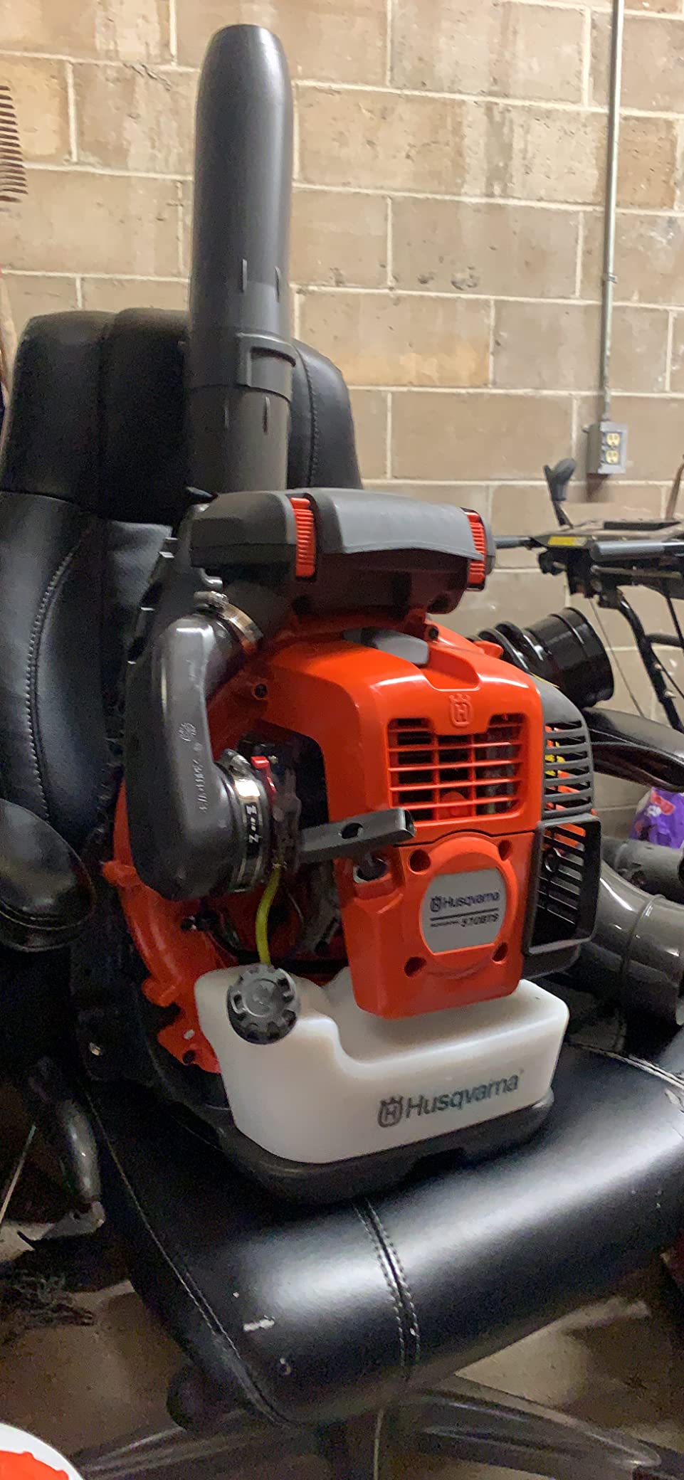 Husqvarna 570BTS Backpack Leaf Blower, 66-cc 4-HP 2-cycle gas, 972-CFM, 236-MPH customer photo 2