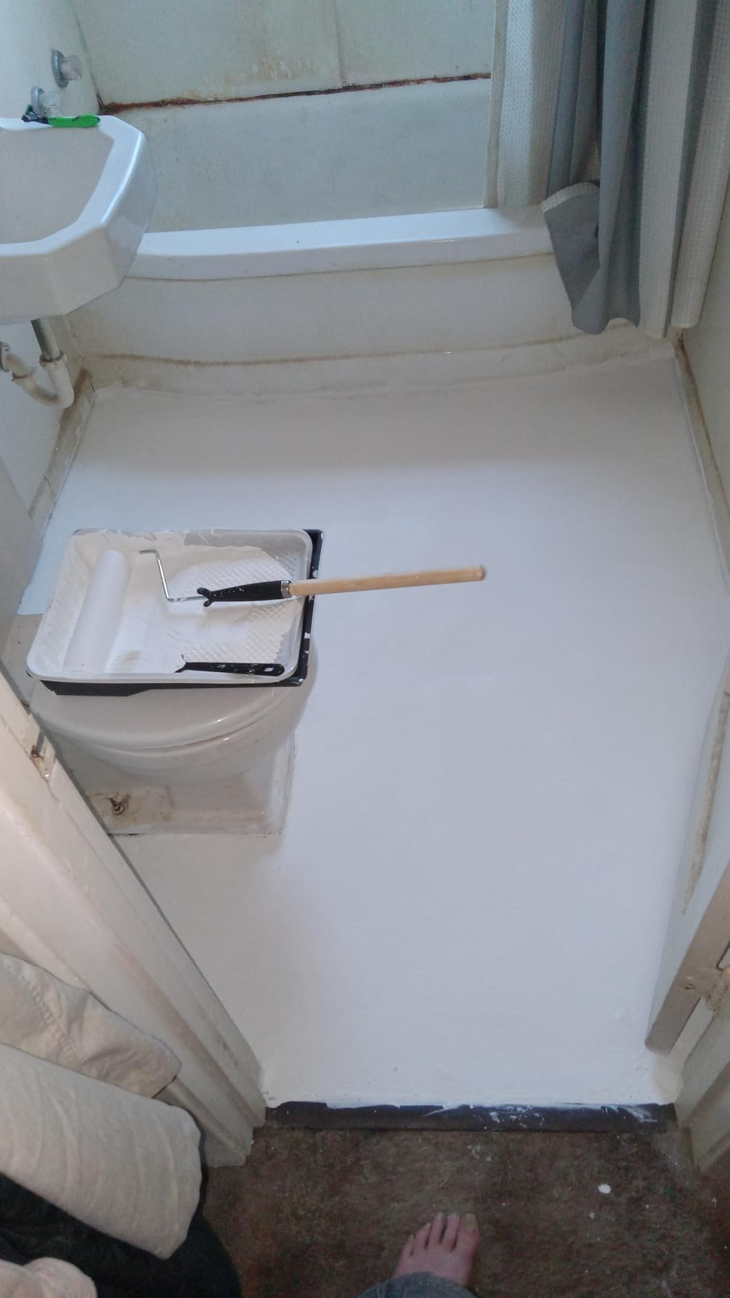 KILZ Basement and Masonry Waterproofing Paint, White, Interior/Exterior for Concrete, Brick & Cinder Block Walls, 1 Gallon customer photo 1