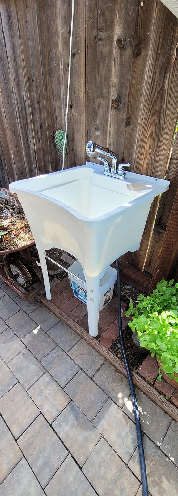 Zenna Home Utility Sink Laundry Tub with Pull-Out Faucet, All-in-One Freestanding Utility Tub for Laundry Room, Basement, Garage, Outdoor Kitchen, 24