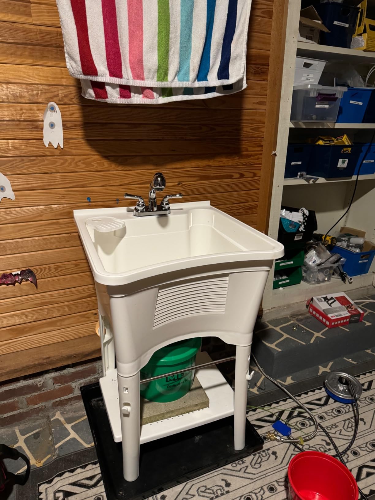 Zenna Home Utility Sink Laundry Tub with Pull-Out Faucet, All-in-One Freestanding Utility Tub for Laundry Room, Basement, Garage, Outdoor Kitchen, 24