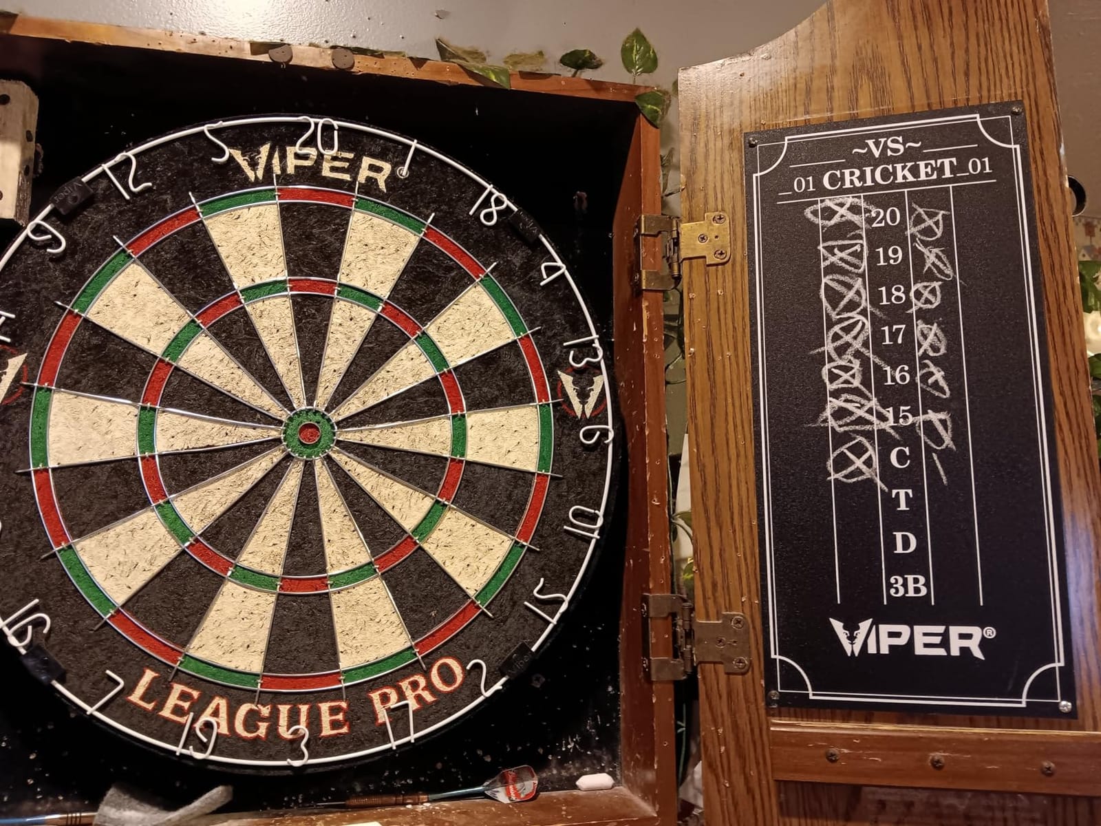 Viper League Pro Regulation Bristle Steel Tip Dartboard Starter Set with Staple-Free Bullseye, Radial Spider Wire, High-Grade Sisal with Rotating Number Ring, Chalk Cricket Scoreboard, Steel Tip Darts customer photo 1