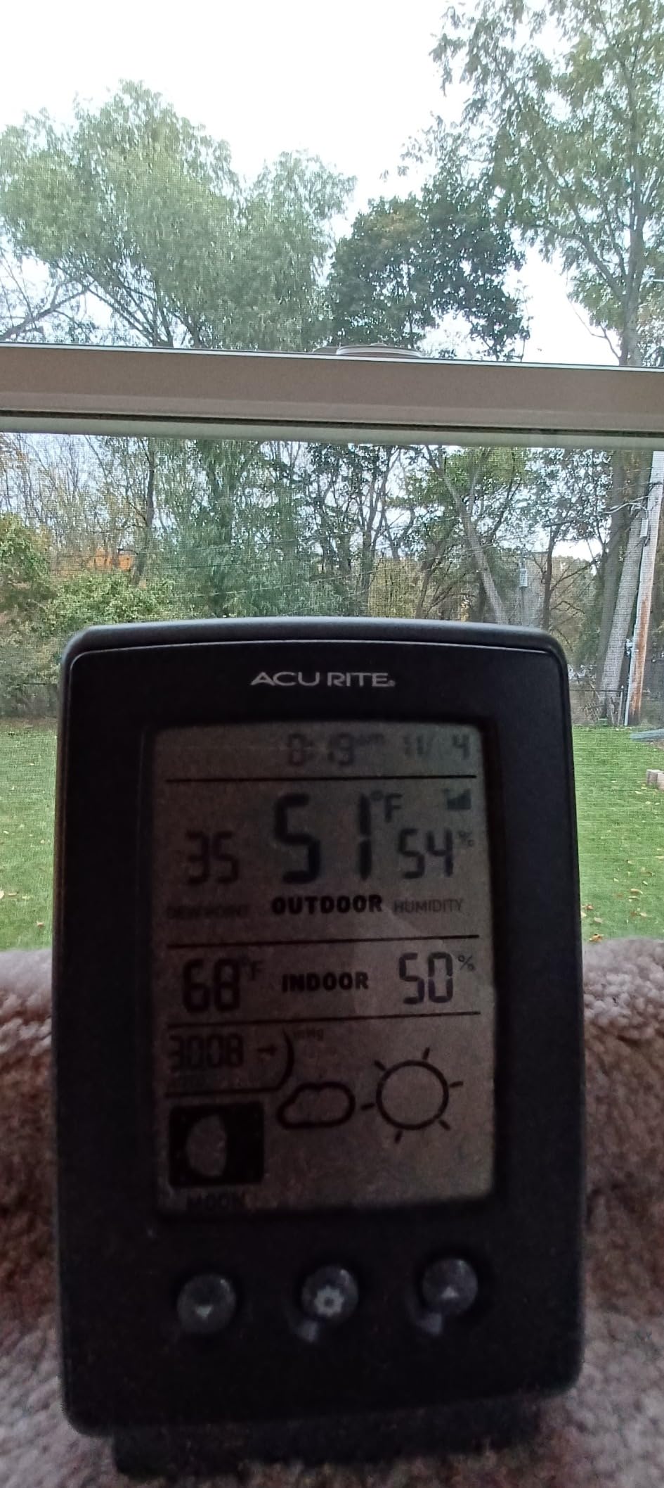 AcuRite Digital Weather Forecaster with Indoor/Outdoor Temperature, Humidity, and Moon Phase (00829), Black customer photo 1