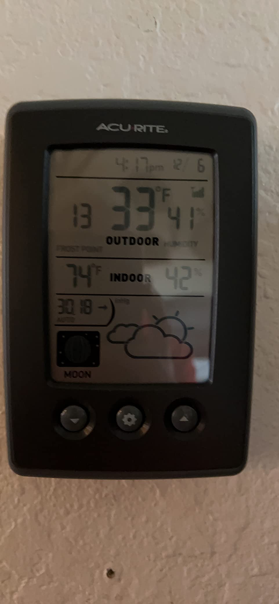 AcuRite Digital Weather Forecaster with Indoor/Outdoor Temperature, Humidity, and Moon Phase (00829), Black customer photo 2