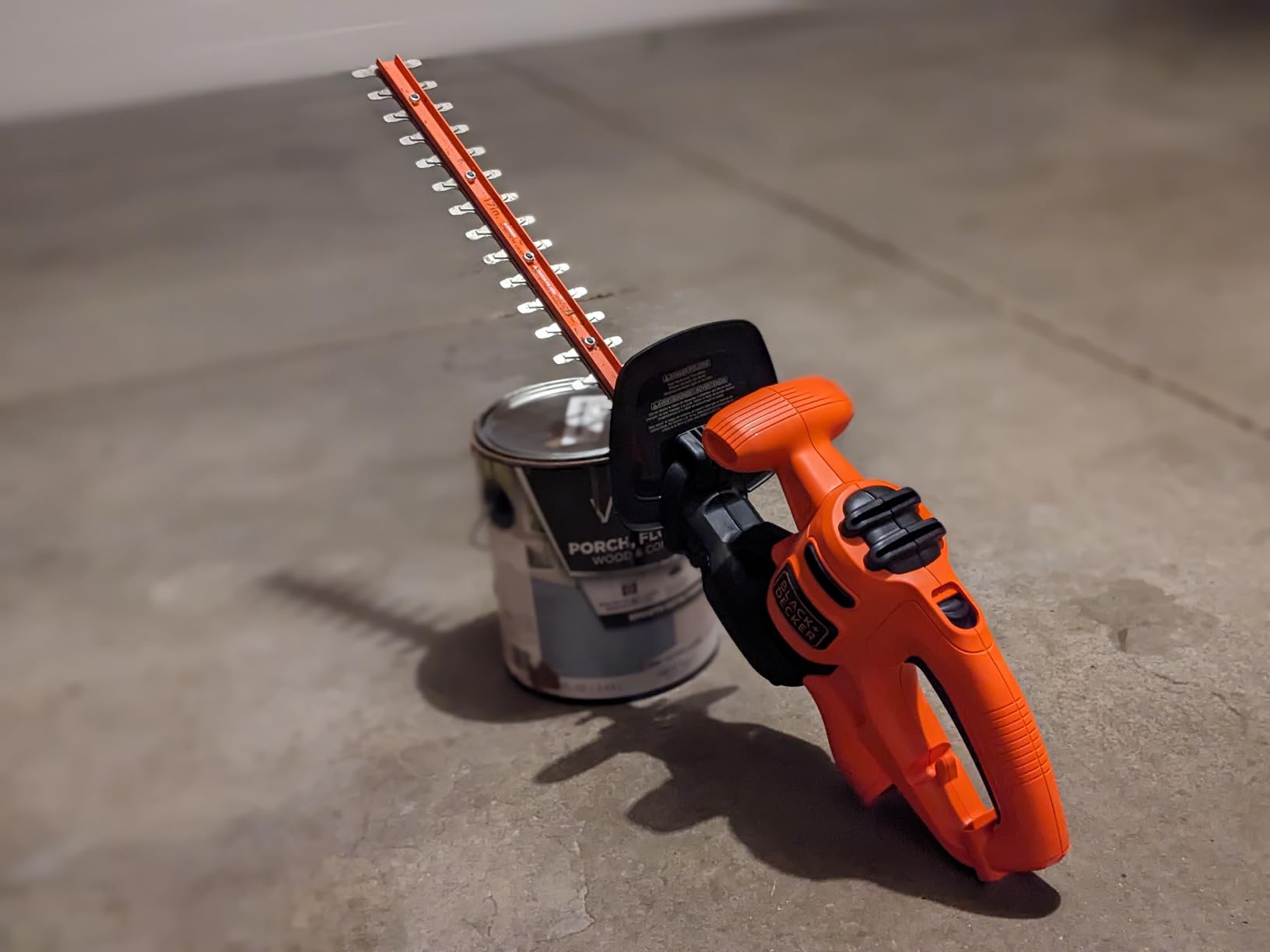 BLACK+DECKER Electric Hedge Trimmer, 17-Inch Corded 3.2 Amp, Dual Action, Reduced Vibration, Cleaner Cut, Lightweight, 3800 Cuts per Min (BEHT150) customer photo 2