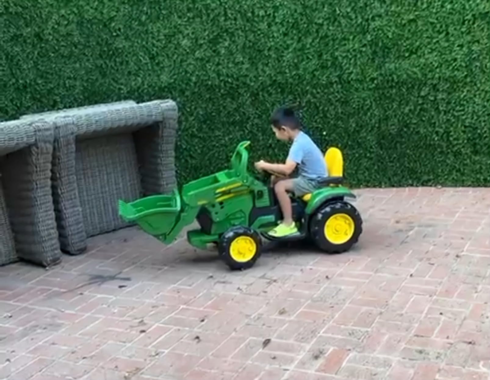 Peg Perego John Deere Ground Loader Tractor Extra-Large 12 Volt Ride on Tractor for Kids Ages 3-7 customer photo 2