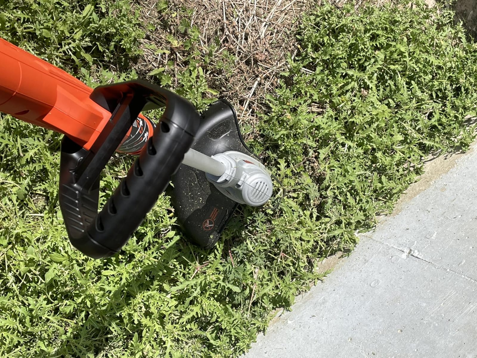 BLACK+DECKER 20V MAX String Trimmer and Edger 2 in 1, Cordless Weed Wacker with Auto Spool Feed, Battery and Charger Included, 12 Inch Steel Deck, Reduced Vibration (LST300) customer photo 2