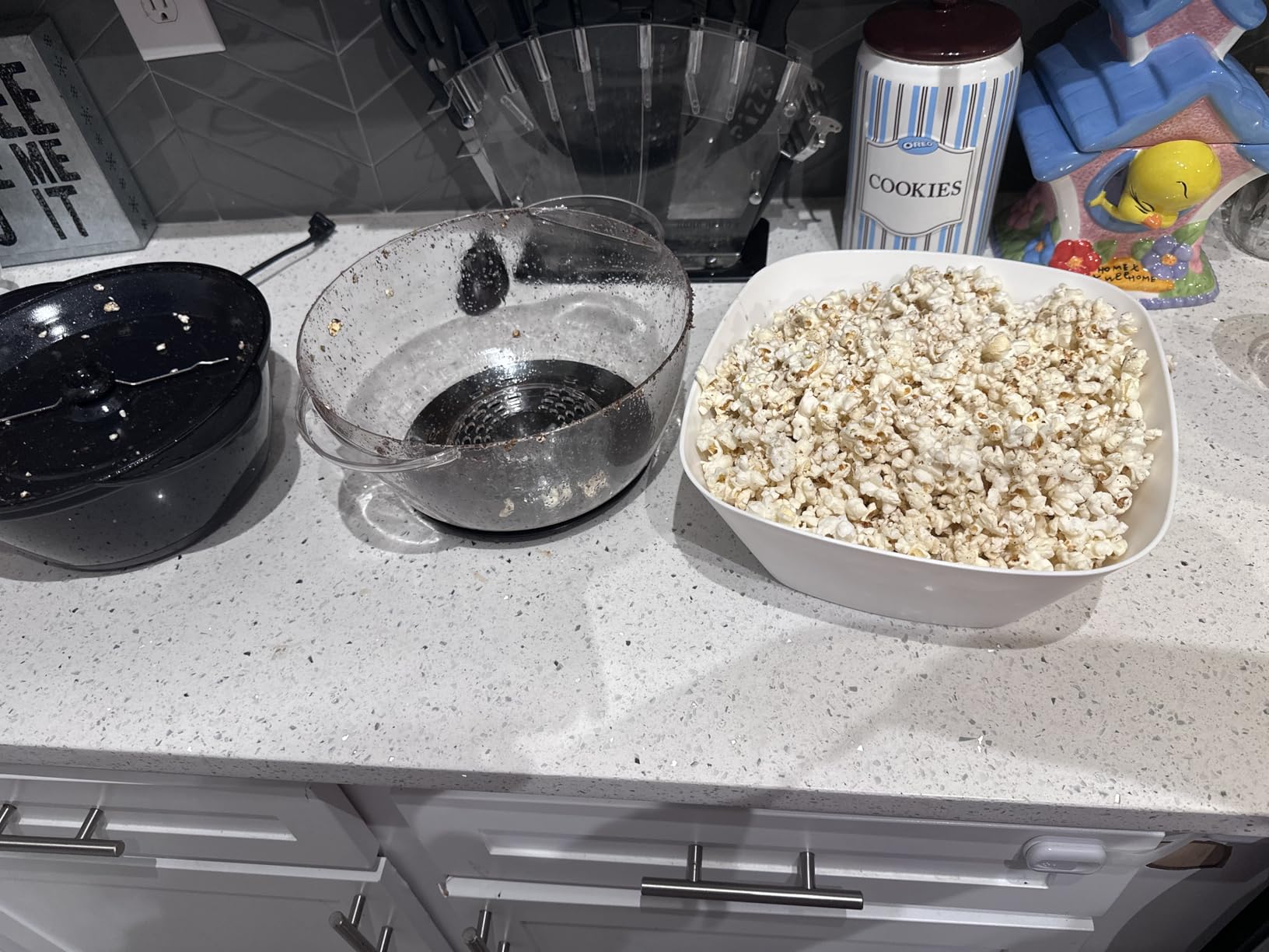 West Bend Stir Crazy Hot Oil Popcorn Popper, Popcorn Maker Machine with Large Serving Bowl Lid and Stirring Rod Perfect for Movie Night Snack Time or Parties, 6-Quart, Red customer photo 1