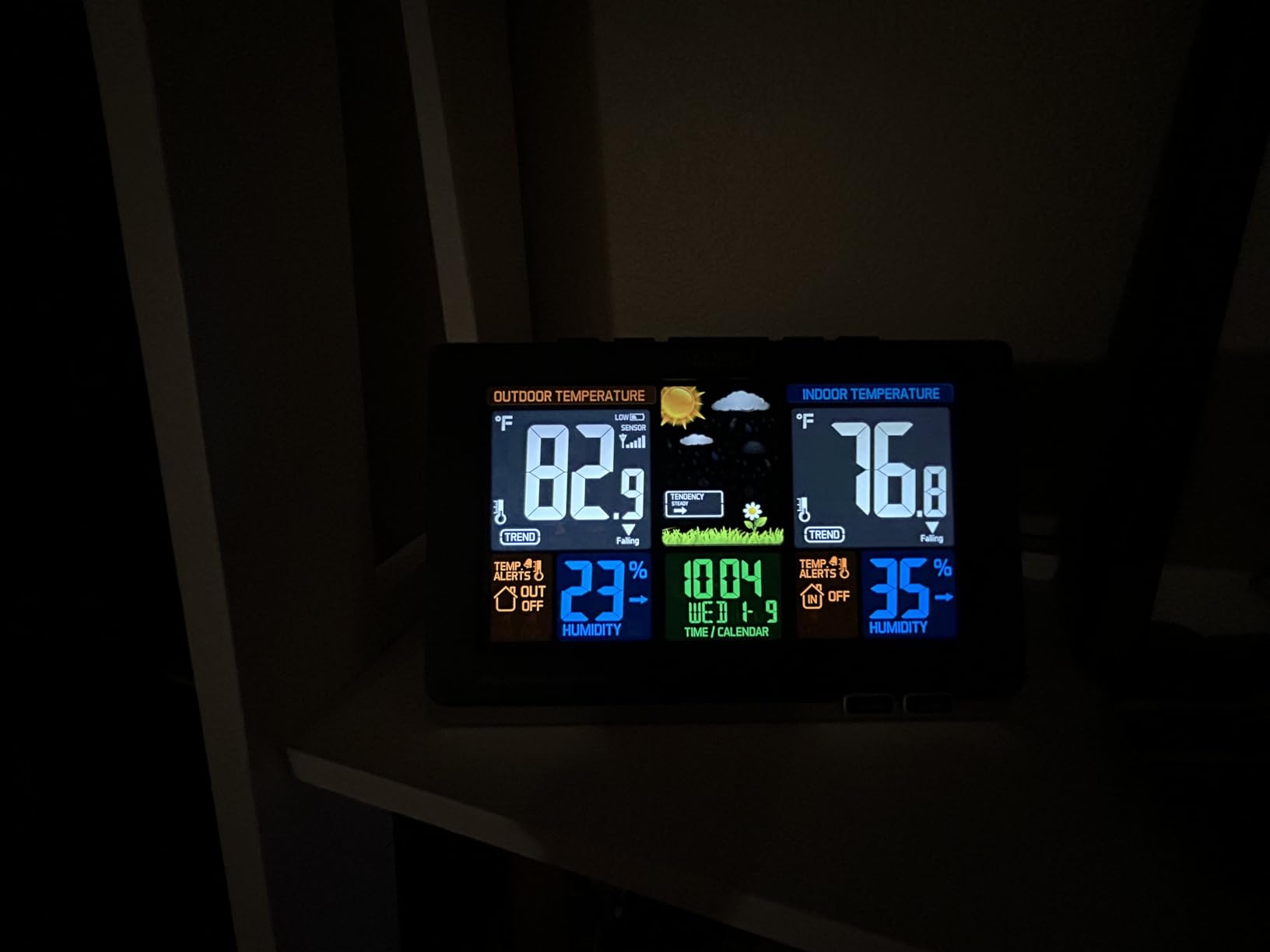 La Crosse Technology Advanced Weather Station with Full-Color LCD & Atomic Time - Monitor Indoor/Outdoor Conditions with Temperature Alerts and Humidity Readings with Transmission Range of 300 Feet customer photo 1