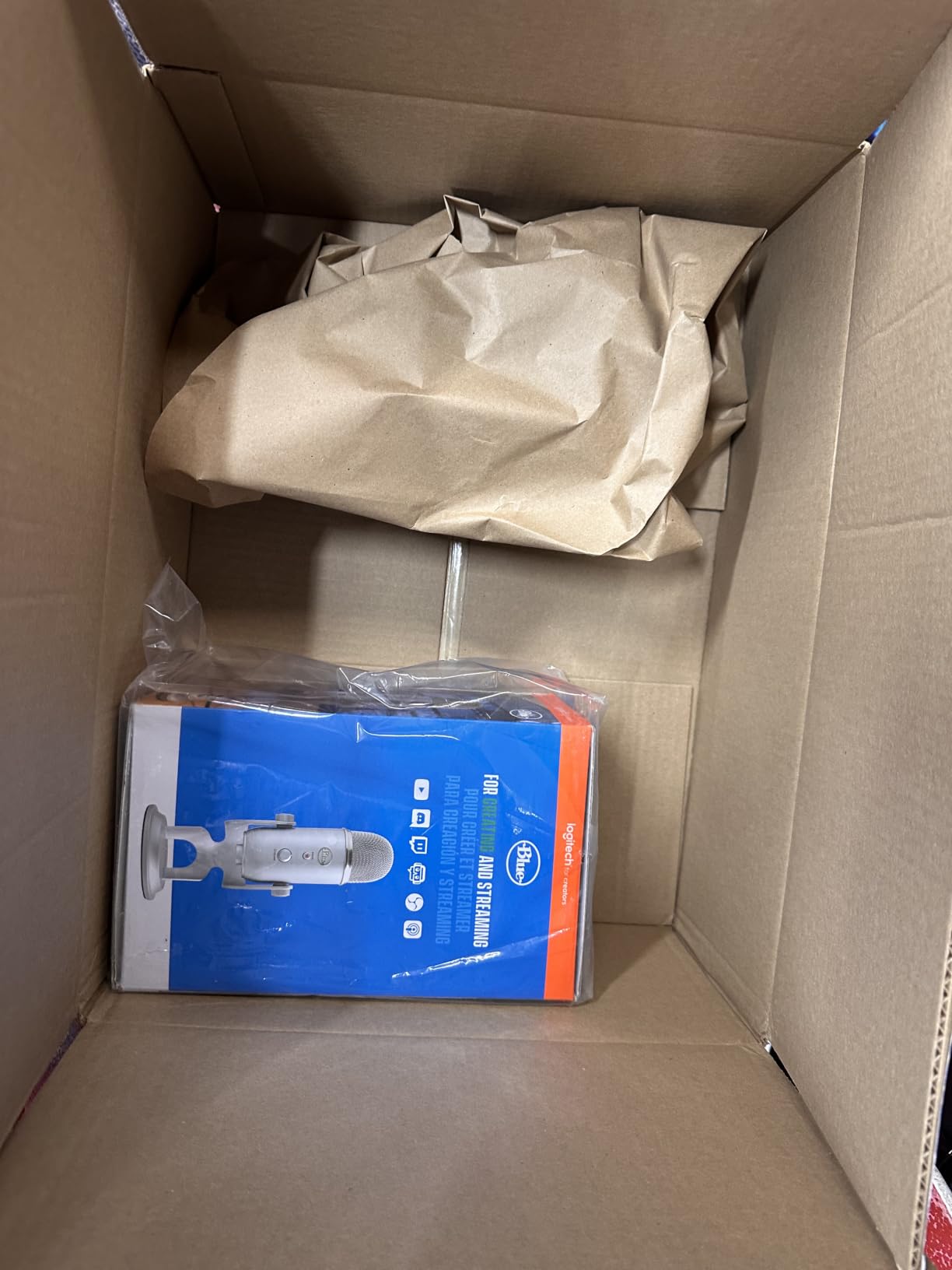 Logitech Creators Blue Yeti USB Microphone for PC, Mac, Gaming, Recording, Streaming, Podcasting with Blue VO!CE effects, 4 Pickup Patterns - Blackout customer photo 1