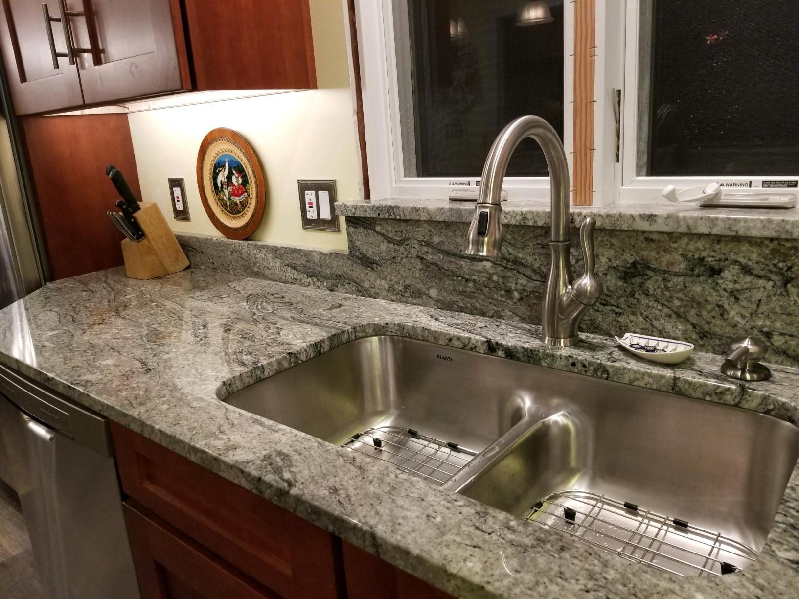 Ruvati 32-in 50/50 Undermount Double Bowl Kitchen Sink - RVM4350 customer photo 2